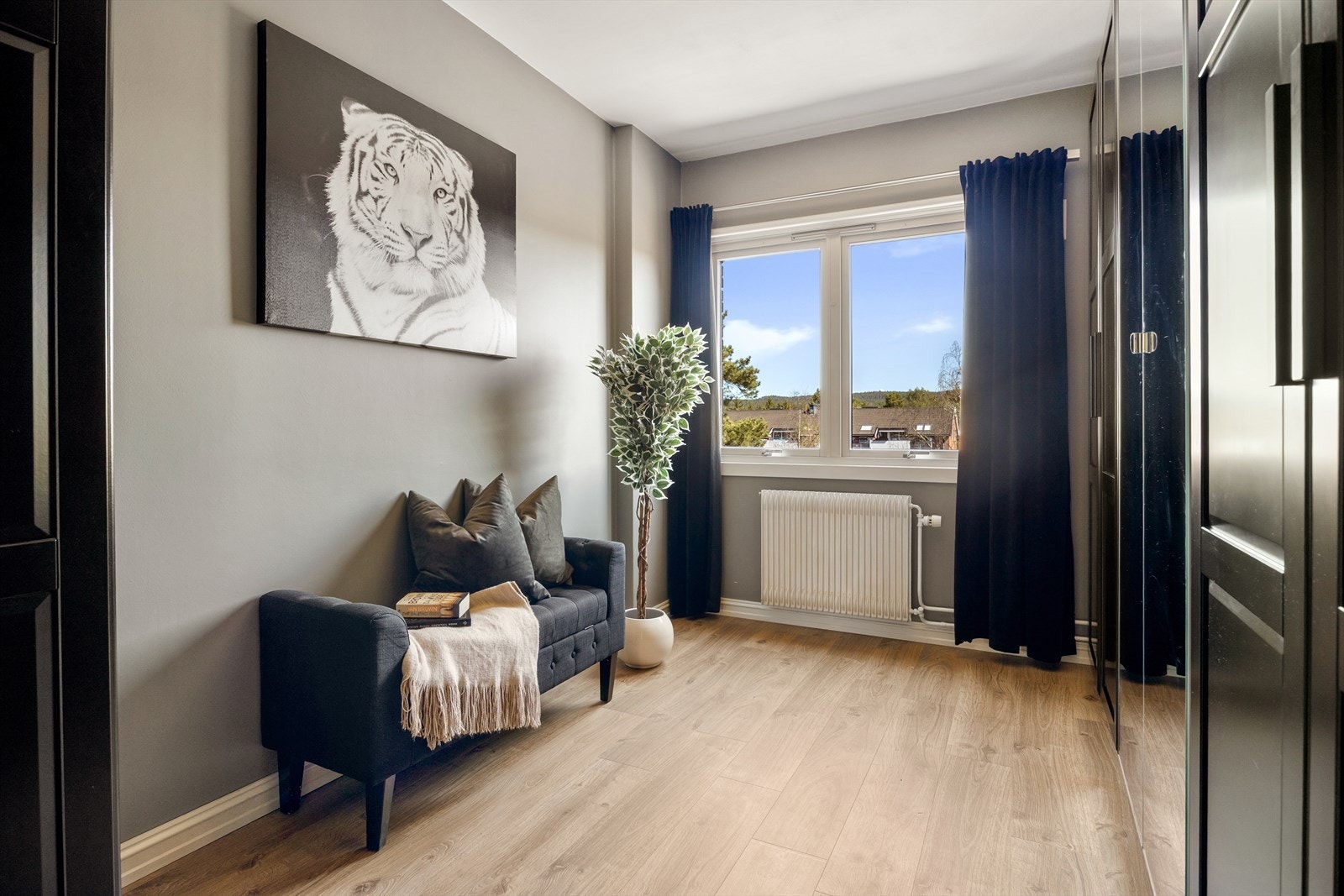 Soverom to er av fin størrelse med plass til seng og ønsket møblement. Galleribilde