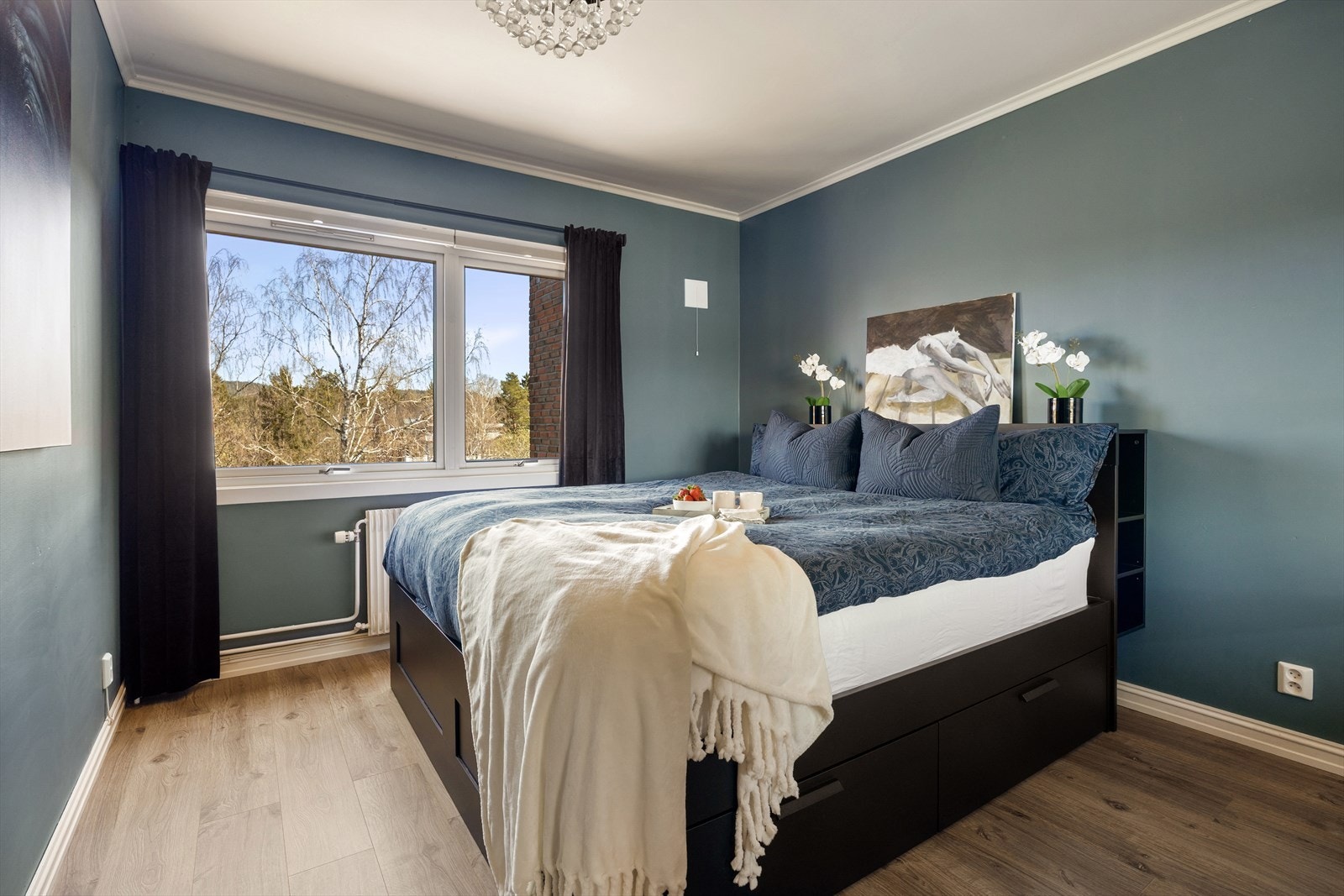 Hovedsoverommet er av god størrelse med plass til stor dobbeltseng, tilhørende nattbord og romslig skyvedørsgarderobe. Galleribilde