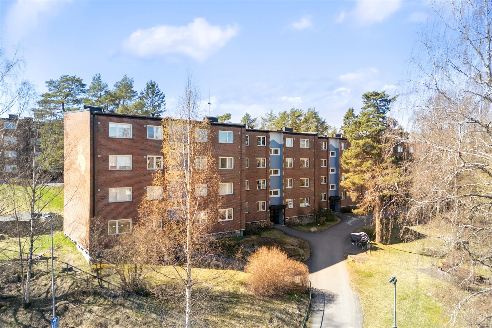 Solrik og barnevennlig beliggenhet i naturskjønne omgivelser i et populært og veletablert boligområde på Bøler. Galleribilde