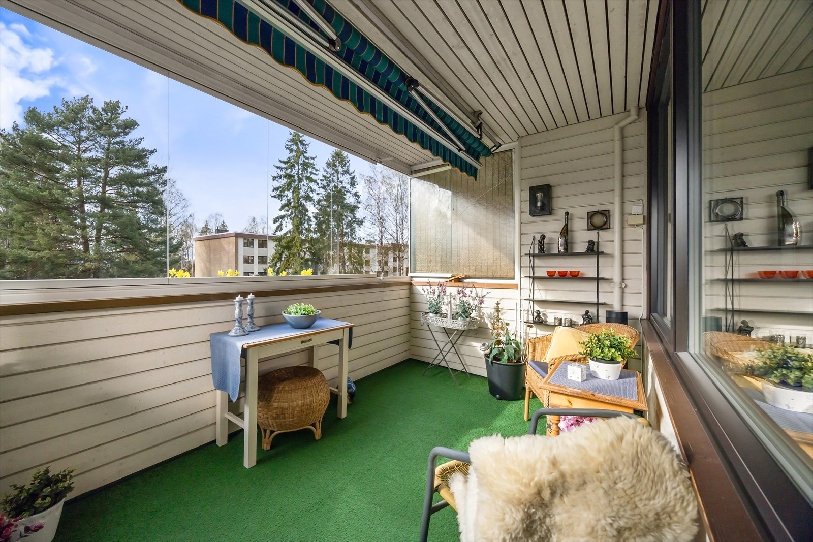 Leiligheten byr på en romslig nordvest-vendt innglasset balkong med markise. Galleribilde