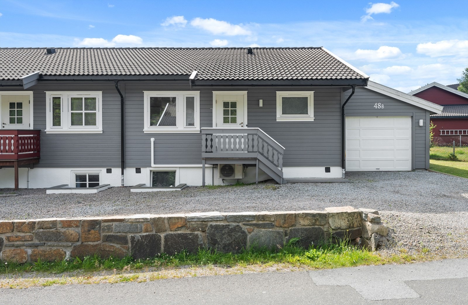 Tomten har gode parkeringsmuligheter i tillegg til garasjen. Galleribilde