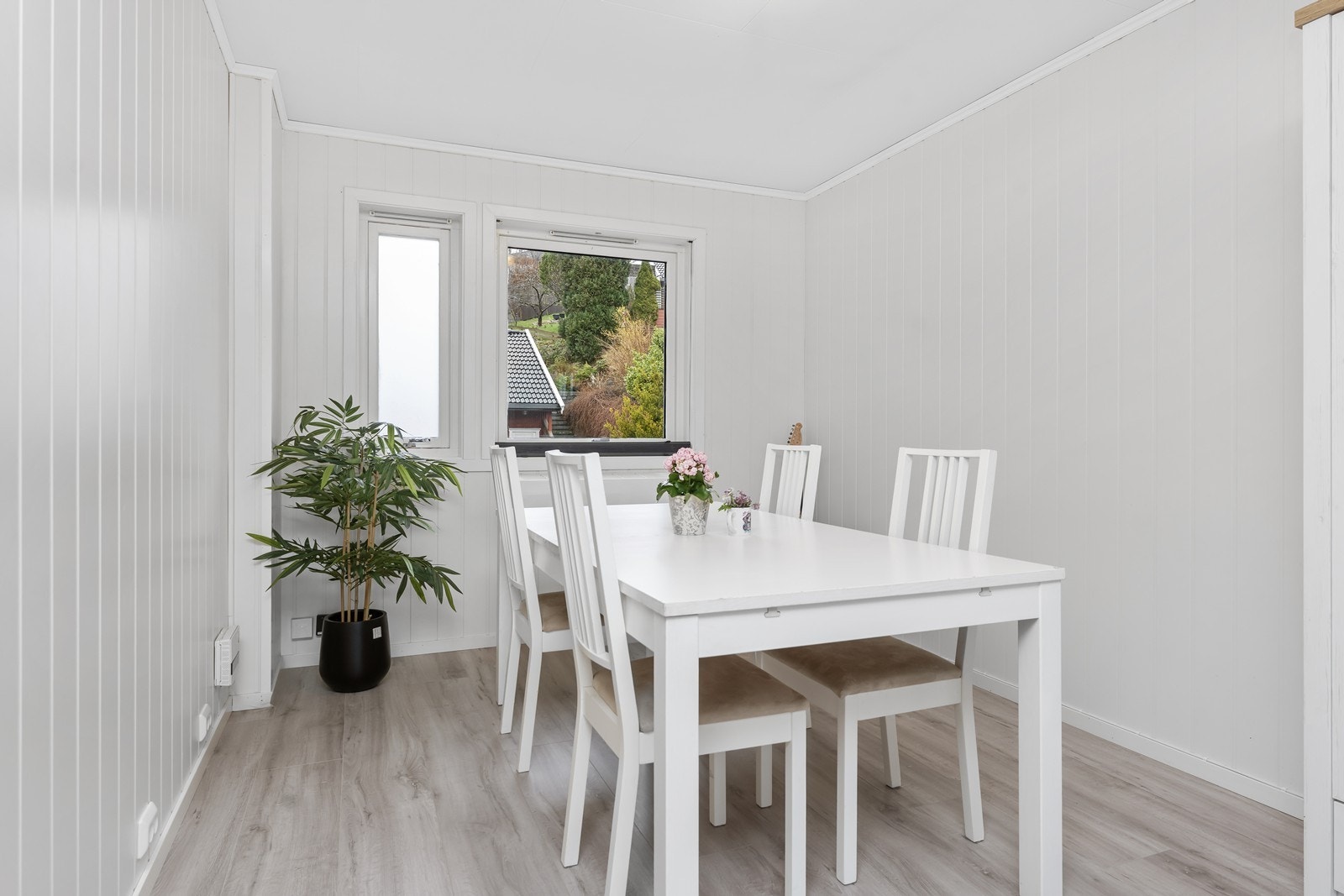 Spisestuen er opprinnelig et soverom, men åpnet opp. Ønsker man alt på en flate kan man etablere soverom her. Galleribilde