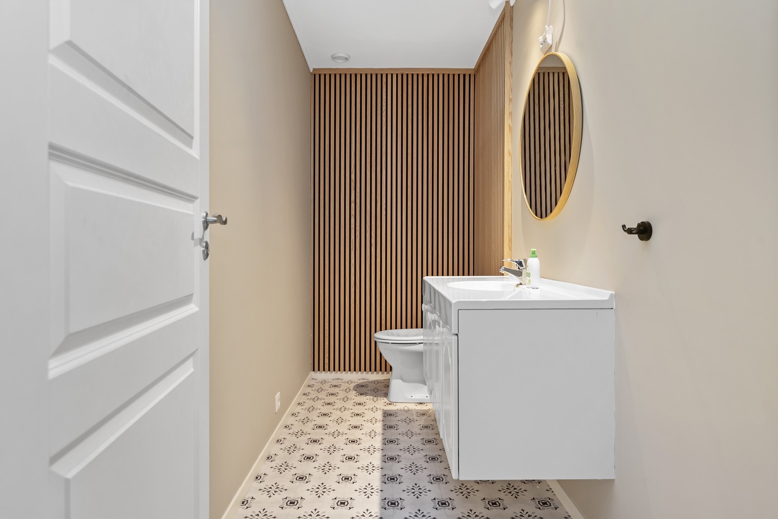 Nytt wc/bad med klosett og servant. Galleribilde