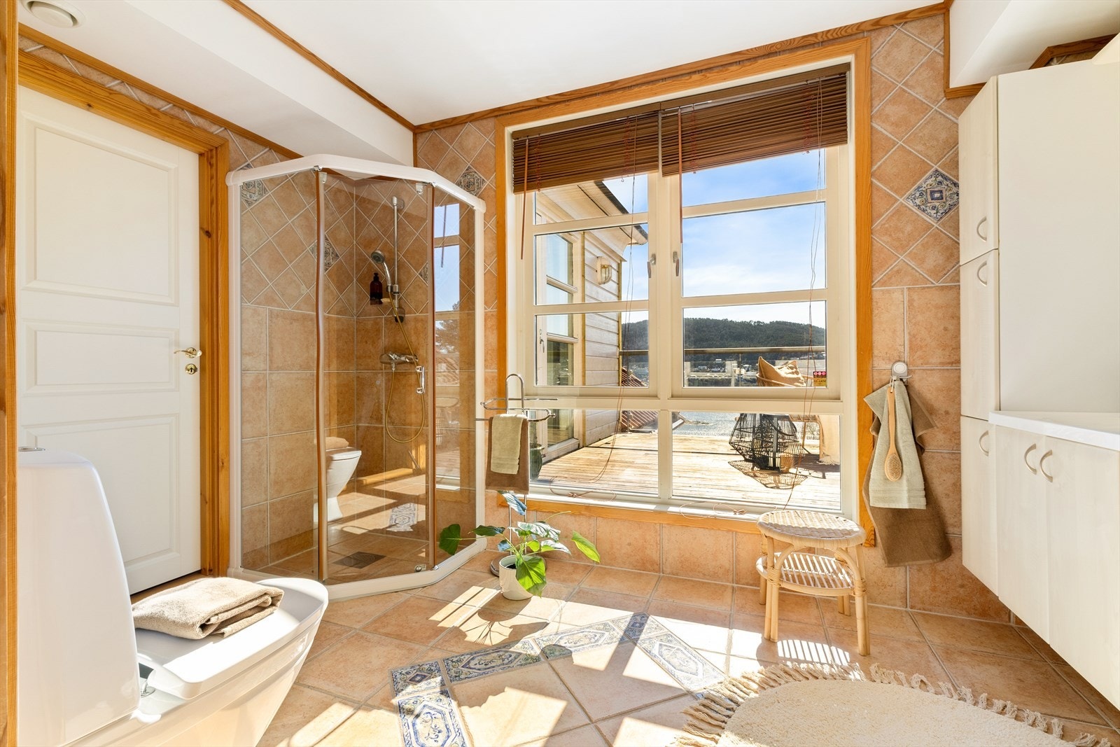 Badet har tilkomst fra soverom og fra gang. Galleribilde