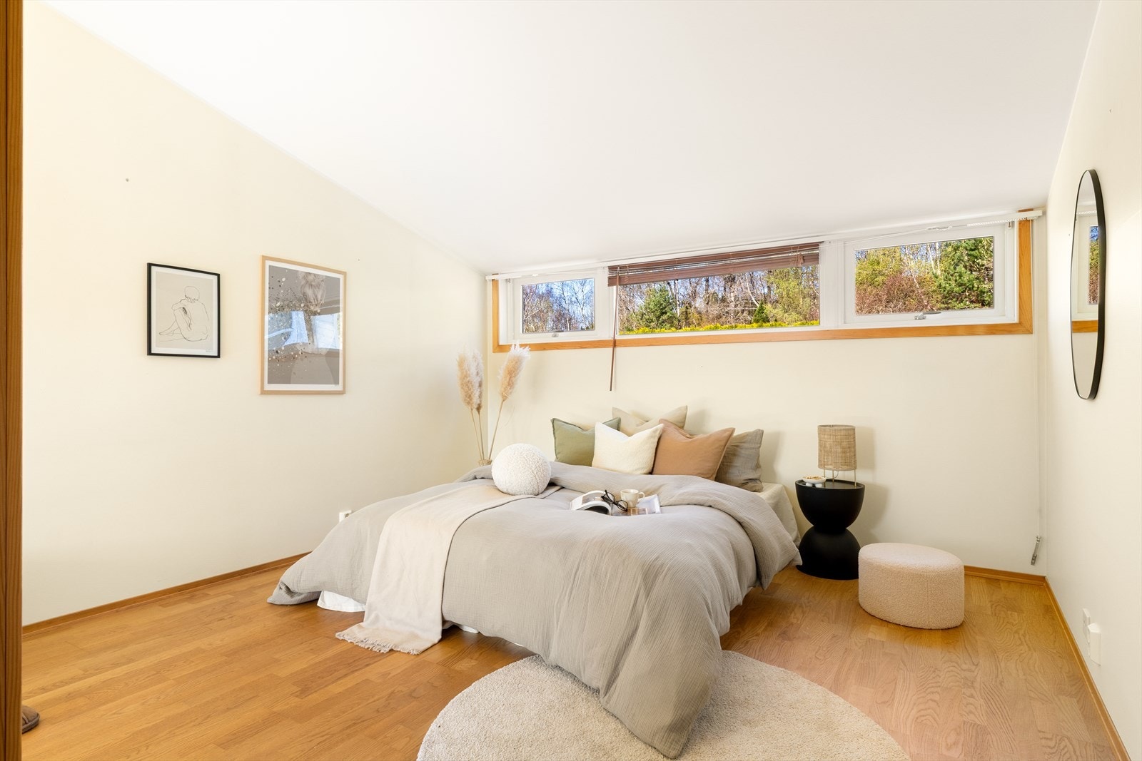 Her er det et svært romslig og lyst soverom på ca. 19,6 m². Galleribilde