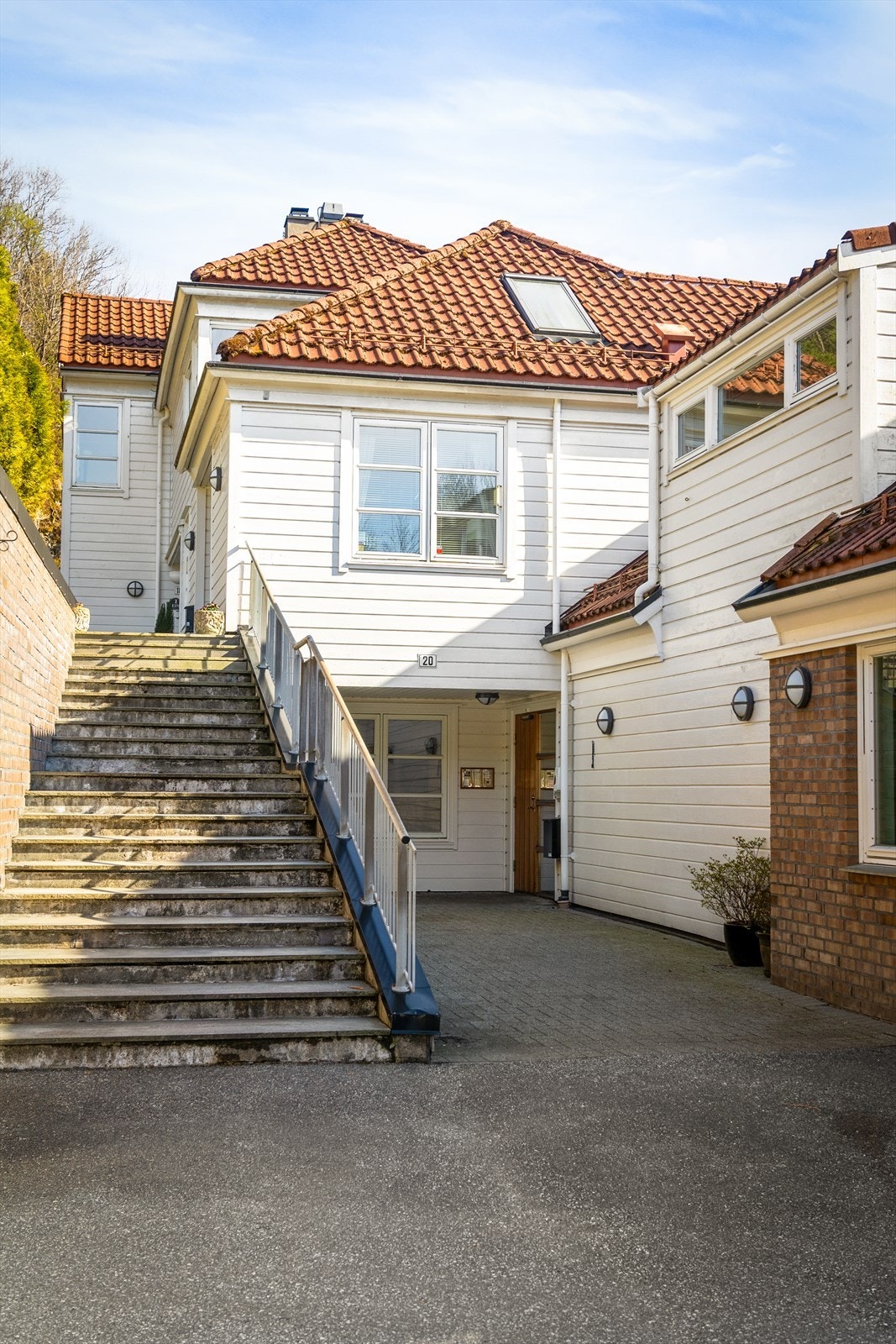 Enkel adkomst til leiligheten fra gateplan. Det er innvendig adkomst til/fra garasjeanlegget. Galleribilde