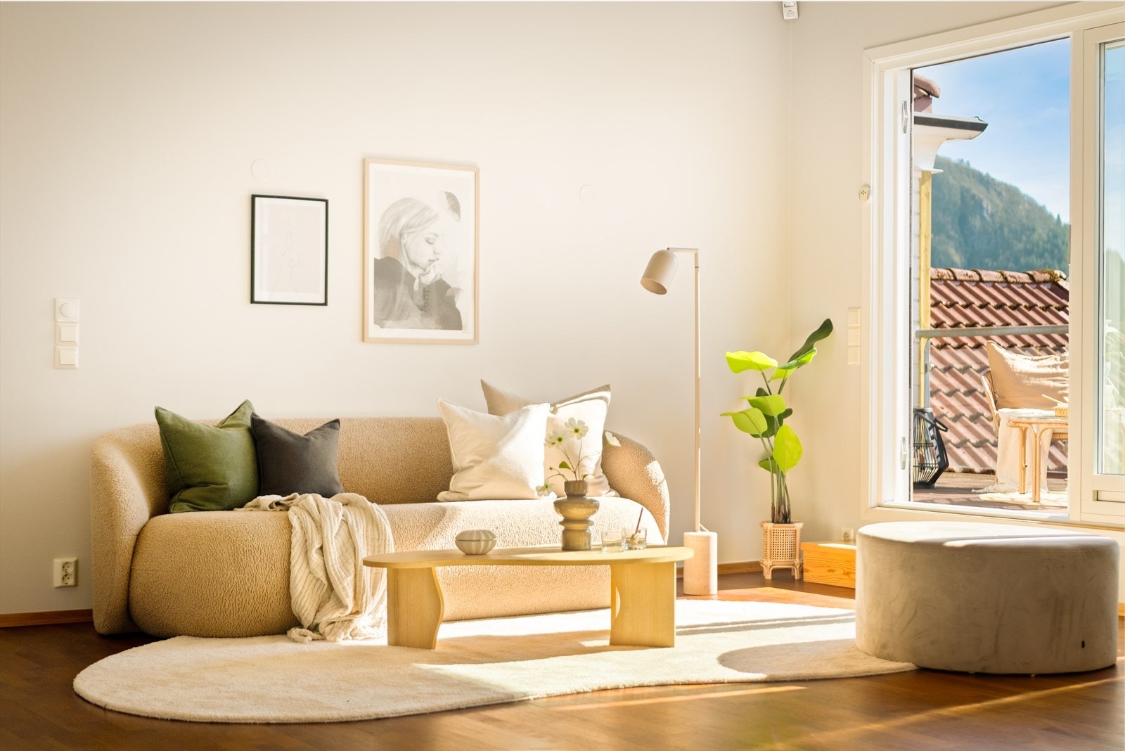 Stuen har store vindusflater som sørger for rikelig med naturlig lys. Galleribilde