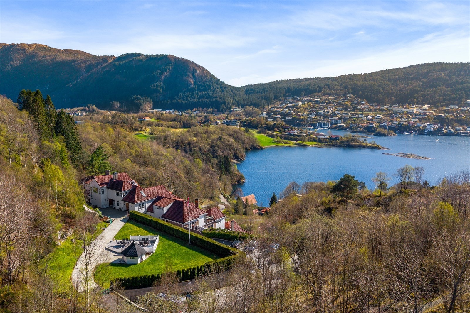 En av de nærmeste naboene til sameiet er Bergen Golfklubb, en fantastisk 9-hulls golfbane. Således er dette er en fantastisk beliggenhet for den som spiller golf, eller kunne tenke seg å begynne med golf. Galleribilde
