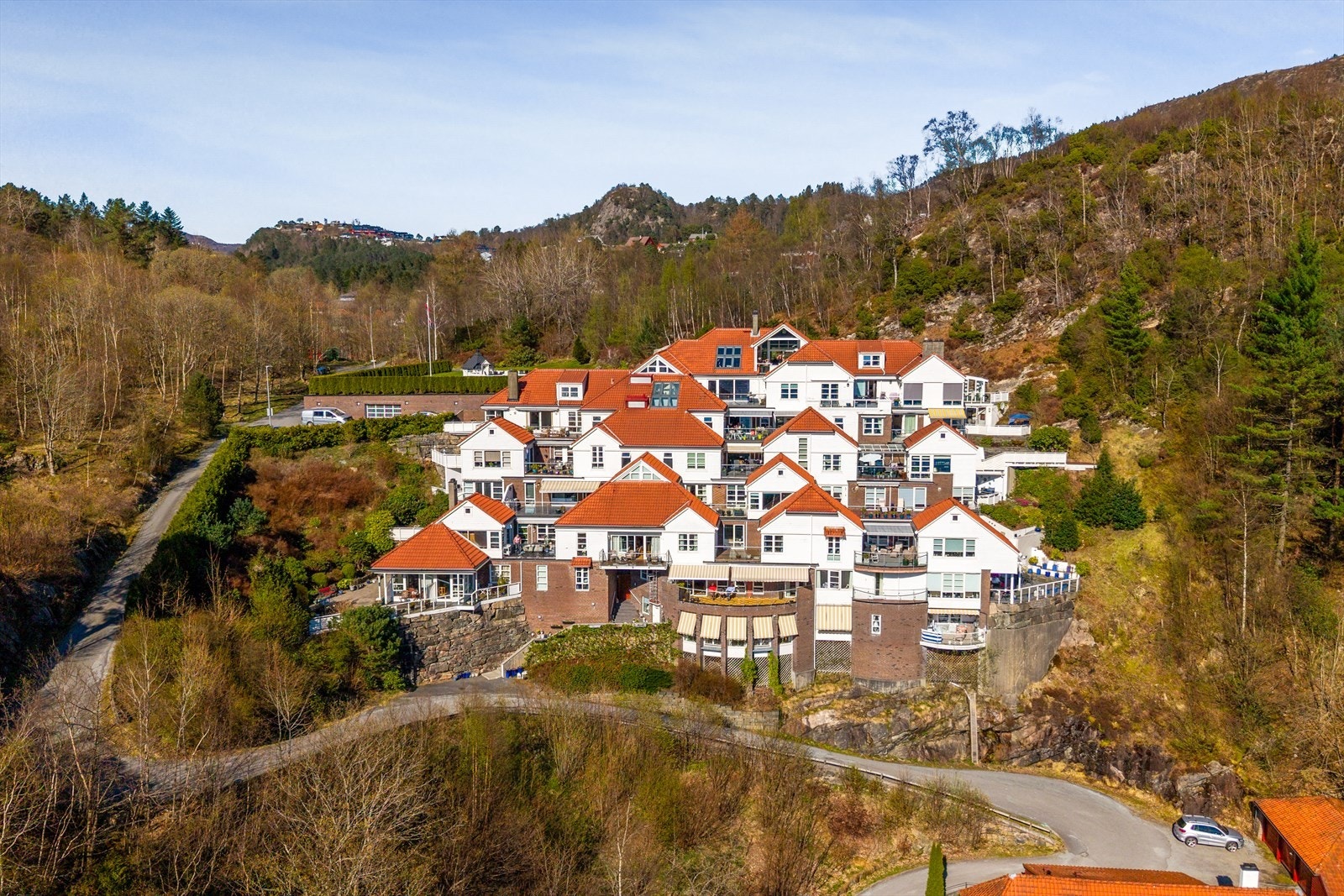Golfstien Terrasse / Bjørnsløypet 20 ligger fint til i Øvre Ervik. Sameiet har en tilbaketrukket og usjenert beliggenhet med fine sol- og utsiktsforhold. Her er veldig begrenset med biltrafikk, og er således et stille og rolig boligområde. Galleribilde