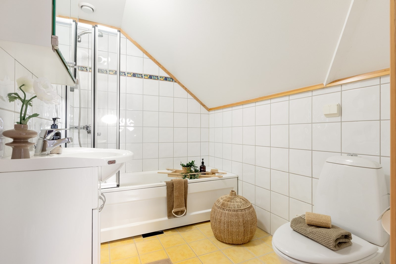 Her er det et pent flislagt bad varmekabler, dusj/badekar og toalett. Galleribilde