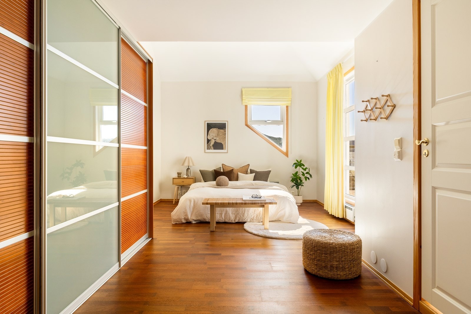 Hovedsoverommet er på ca. 19,6 m². Adkomst til rommet fra badet og gangen Galleribilde