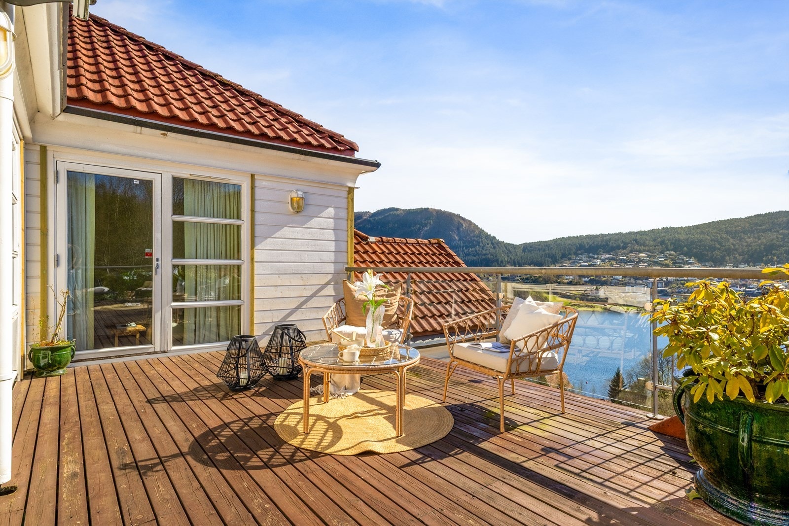 Nydelig utsikt mot Eidsvågen, Vollane, Eidsvåg og omkringliggende fjell. Galleribilde