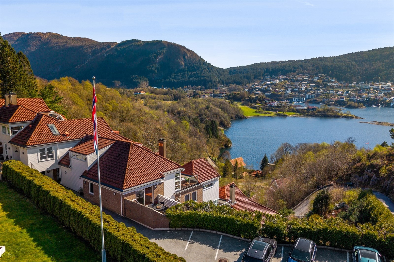 Tomten til sameiet er meget pent opparbeidet, og fremstår som et areal som blir godt tatt i vare på av beboerne. Galleribilde