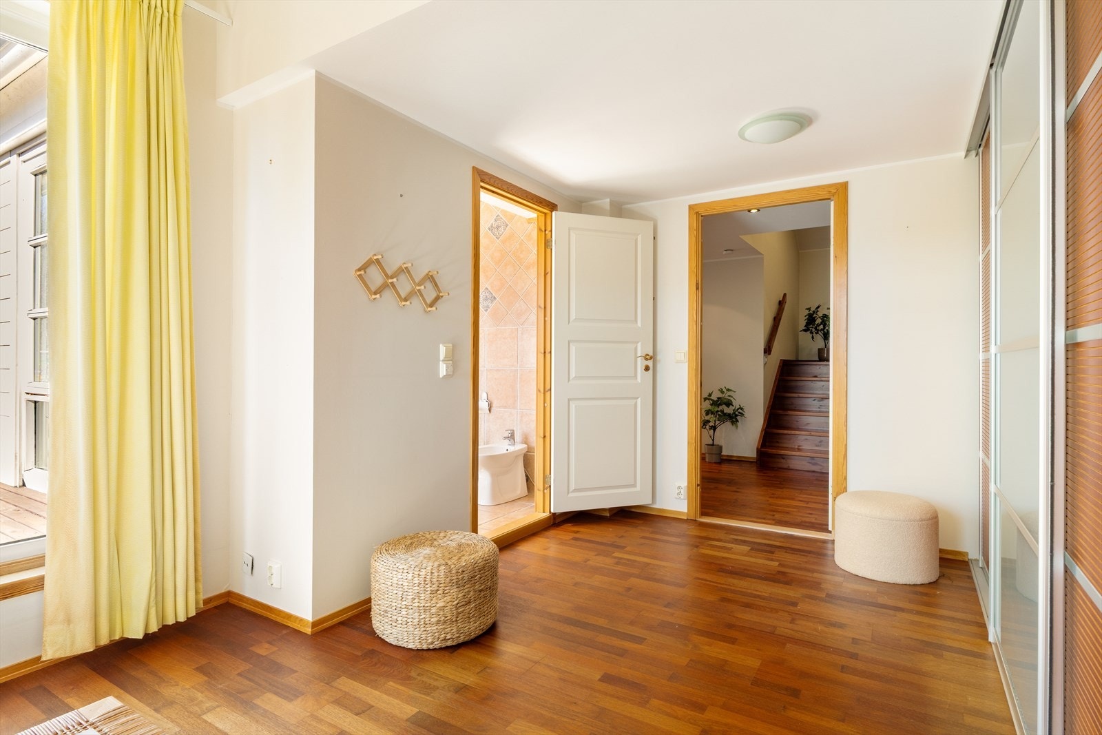 God oppbevaringsplass i skyvedørsgarderobe (garderobe til høyre i bildet) Galleribilde