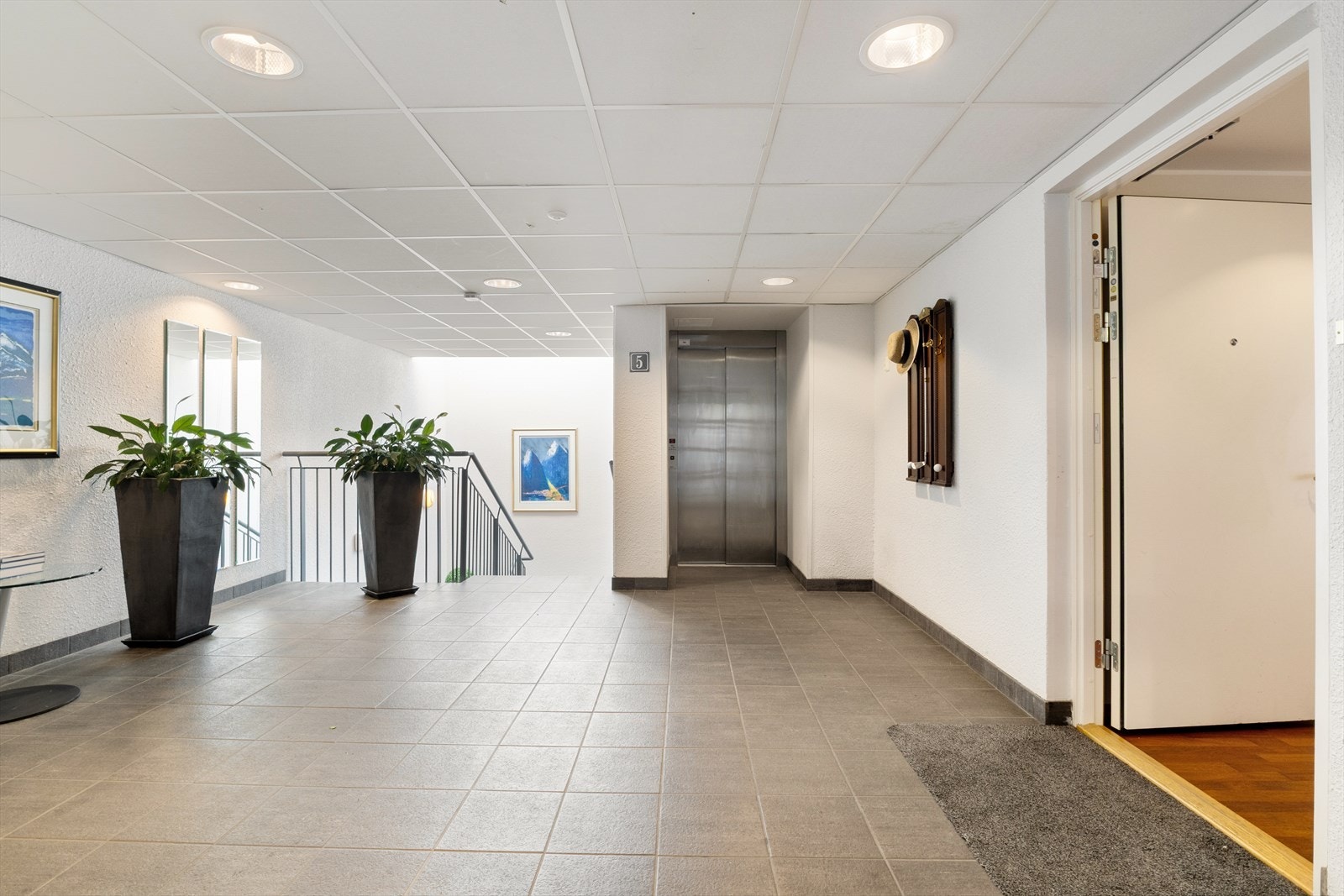 Boligen har enkelt, trappefri adkomst fra gateplan. Det er også heis i bygget. Galleribilde