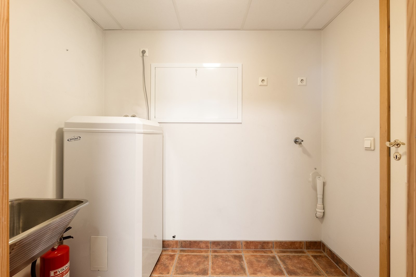 Vaskerommet har tilkomst fra kjøkken og entre, og har opplegg for vaskemaskin og tørketrommel og utslagsvask. Galleribilde