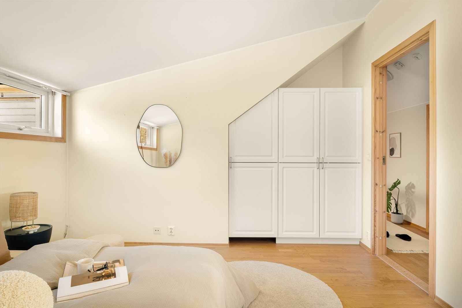 Det er god plass til innredning med dobbeltseng, skrivebord og annet ønskelig møblement. Her er det også garderobeløsning som følger med. Galleribilde