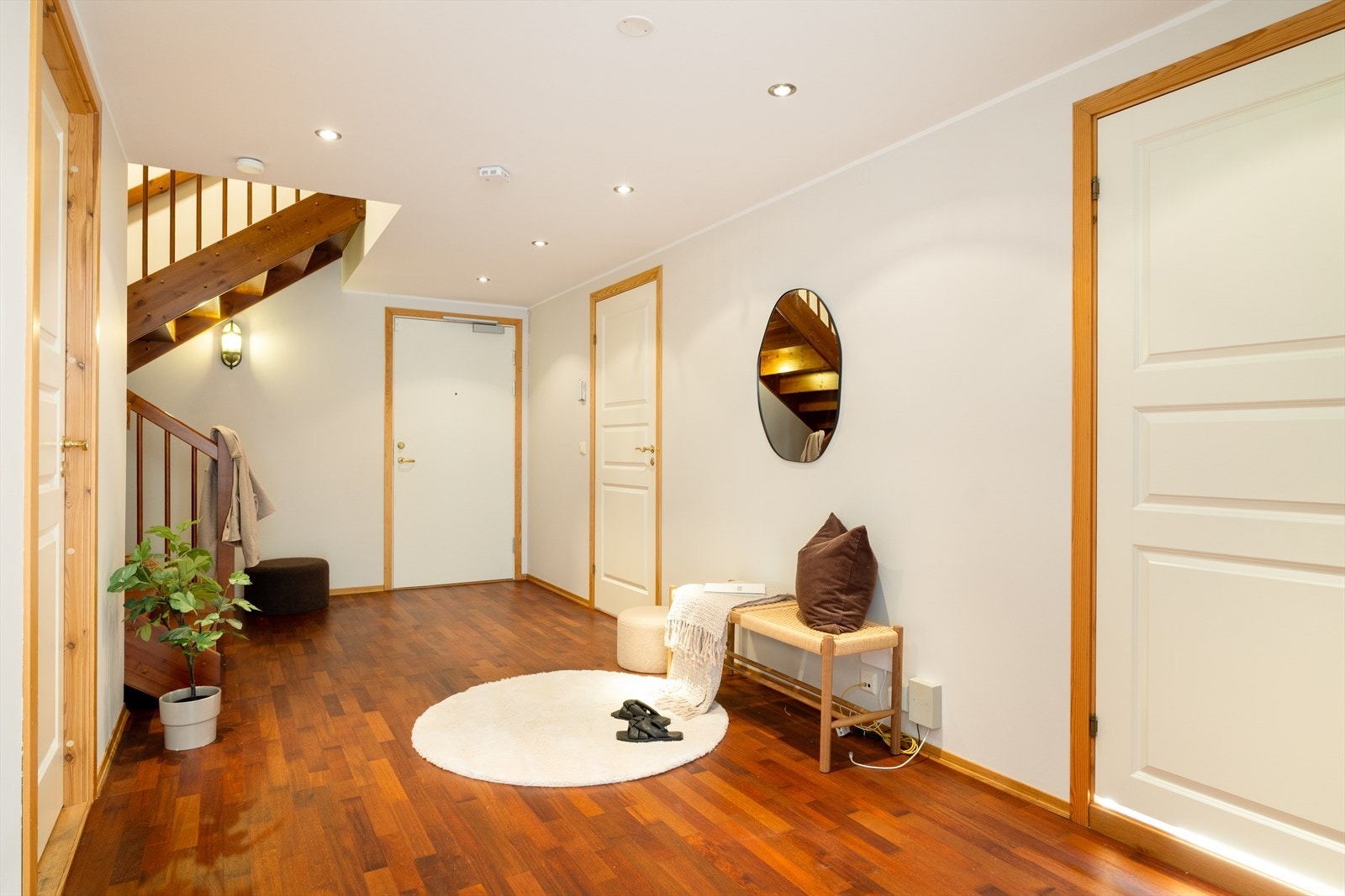 Førsteinntrykket til leiligheten er en lys og romslig entré/hall på 22 m². Galleribilde