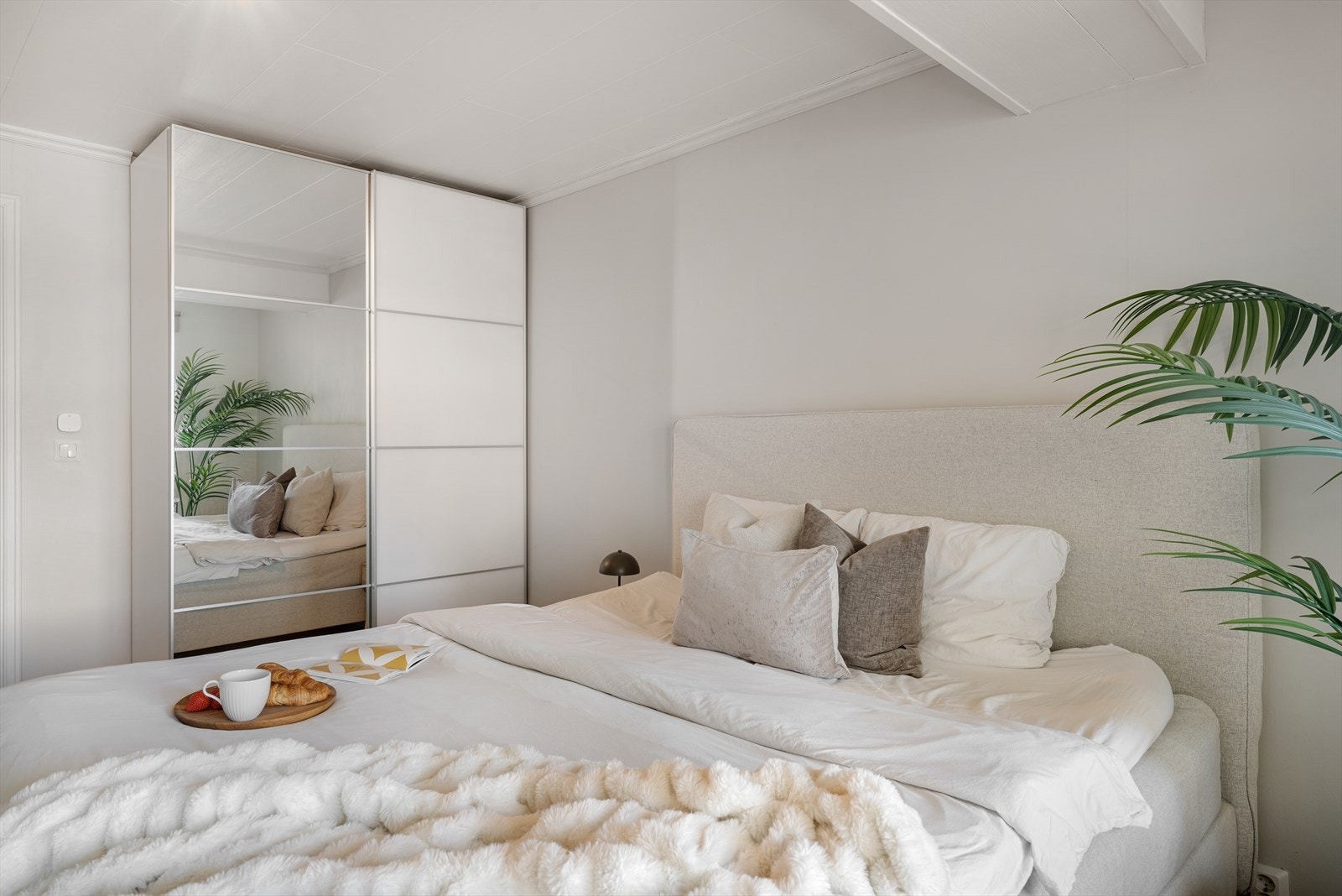 - Hovedsoverommet måler hele 15,4 m², med plass til dobbeltseng og garderobeskap - Galleribilde