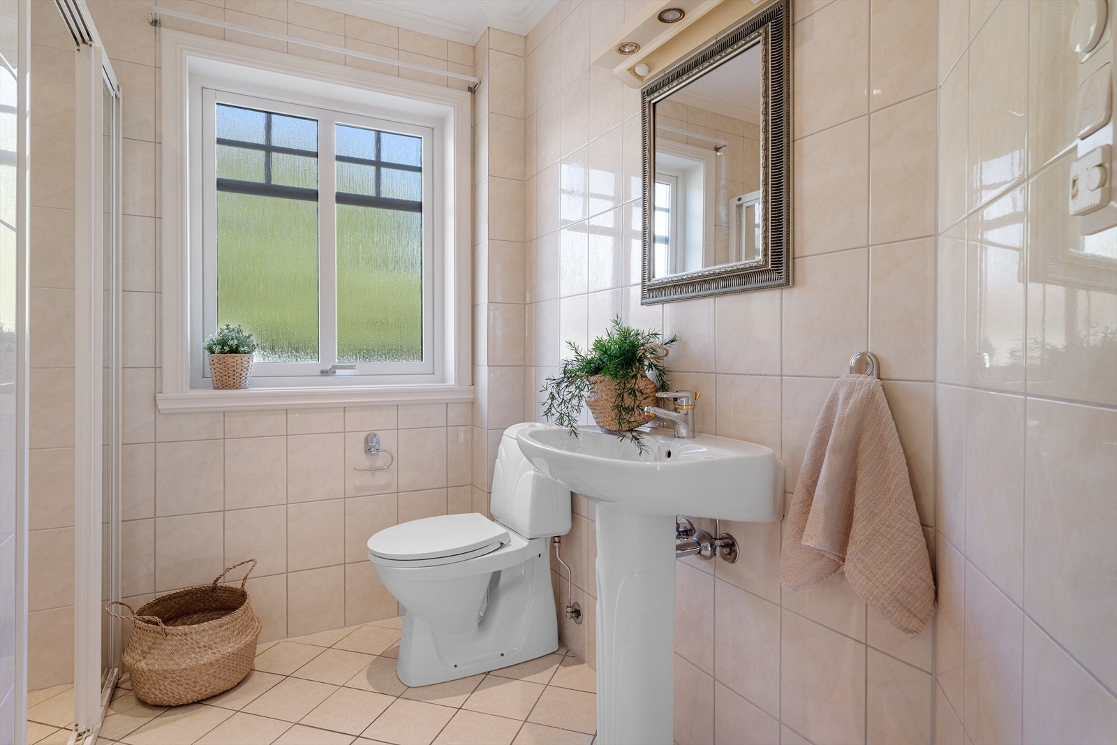 - Badet er helfliset med varmekabler i gulv - Galleribilde