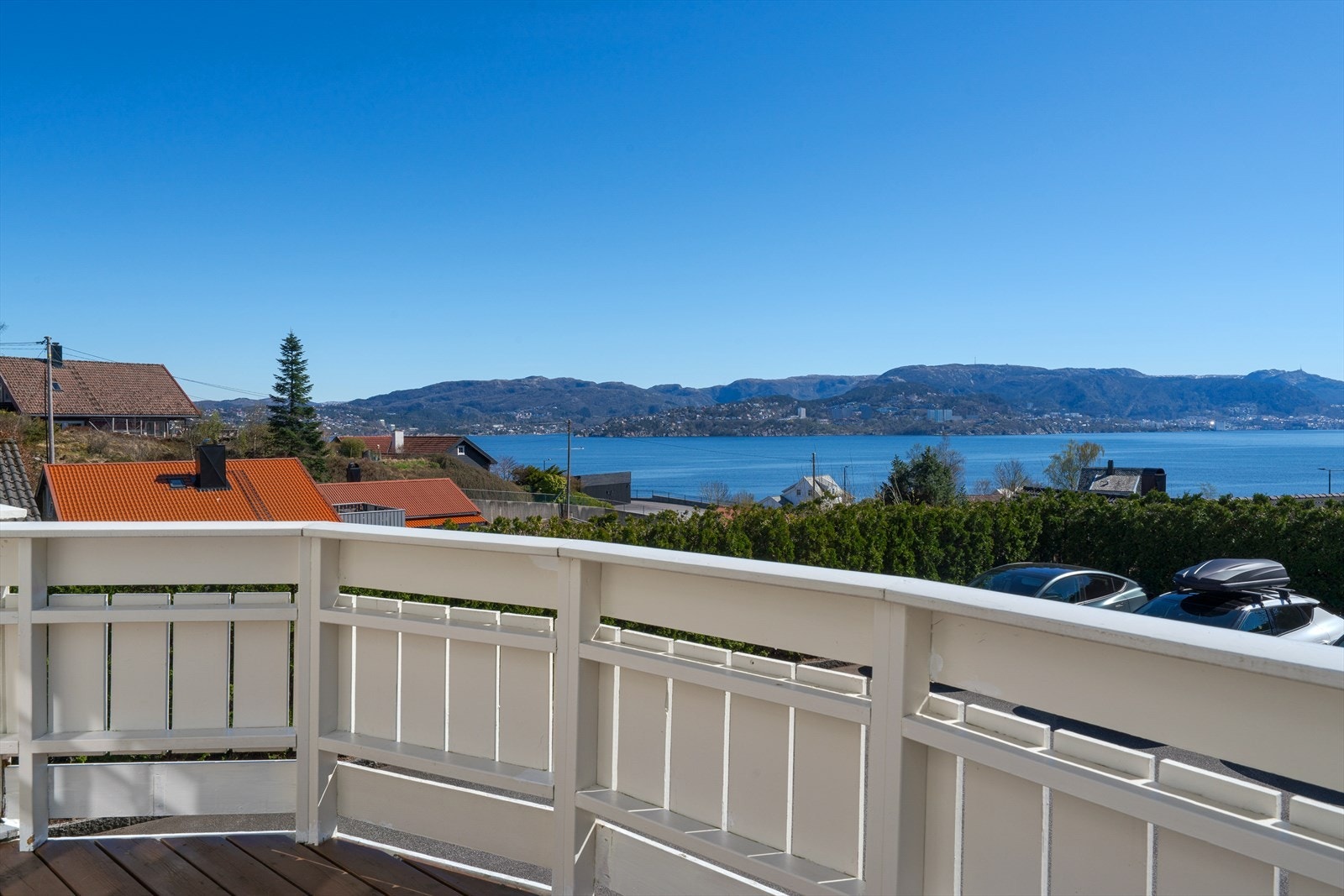 - Merk deg panoramautsikten mot byfjellene og innseilingen til Bergen - Galleribilde