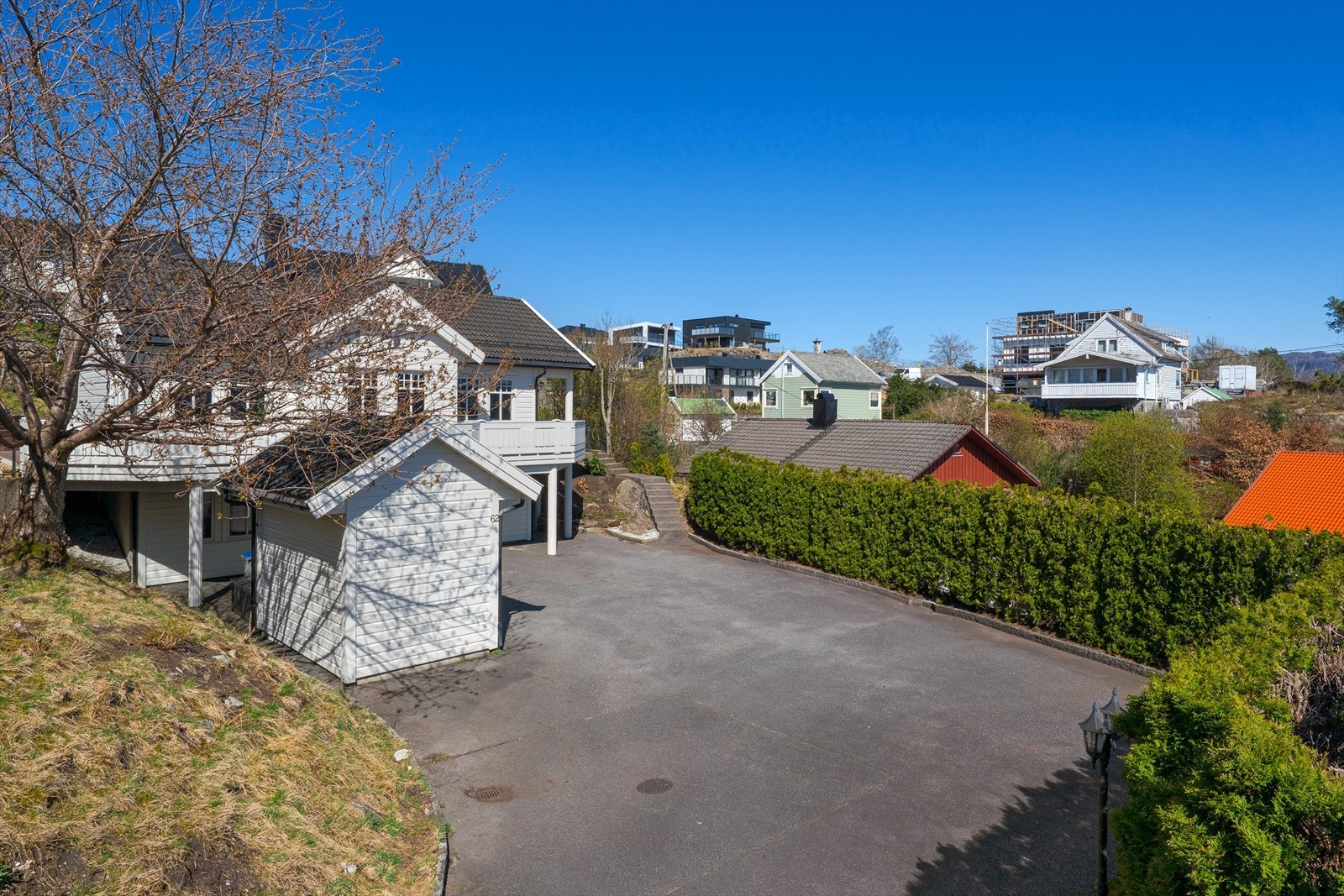 - Tomten er pent opparbeidet med plen, terrassedekke, belegningsstein og beplantning - Galleribilde