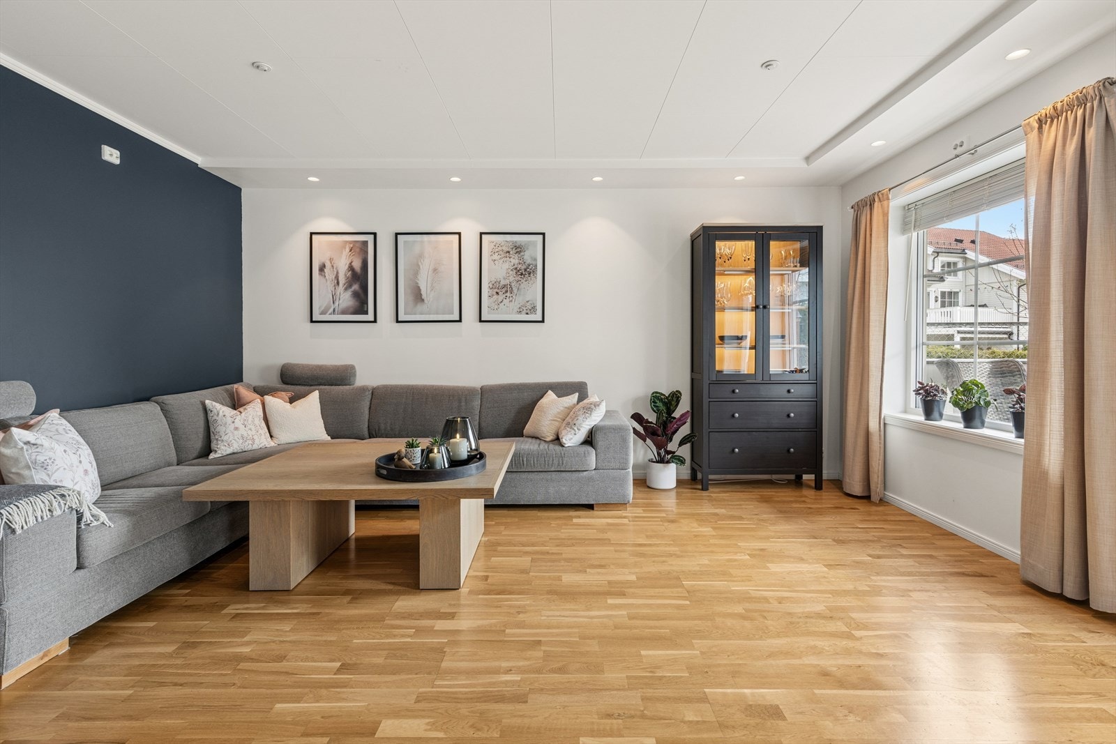 Lys og romslig stue med plass til sofagruppe og tv-møblement. Galleribilde
