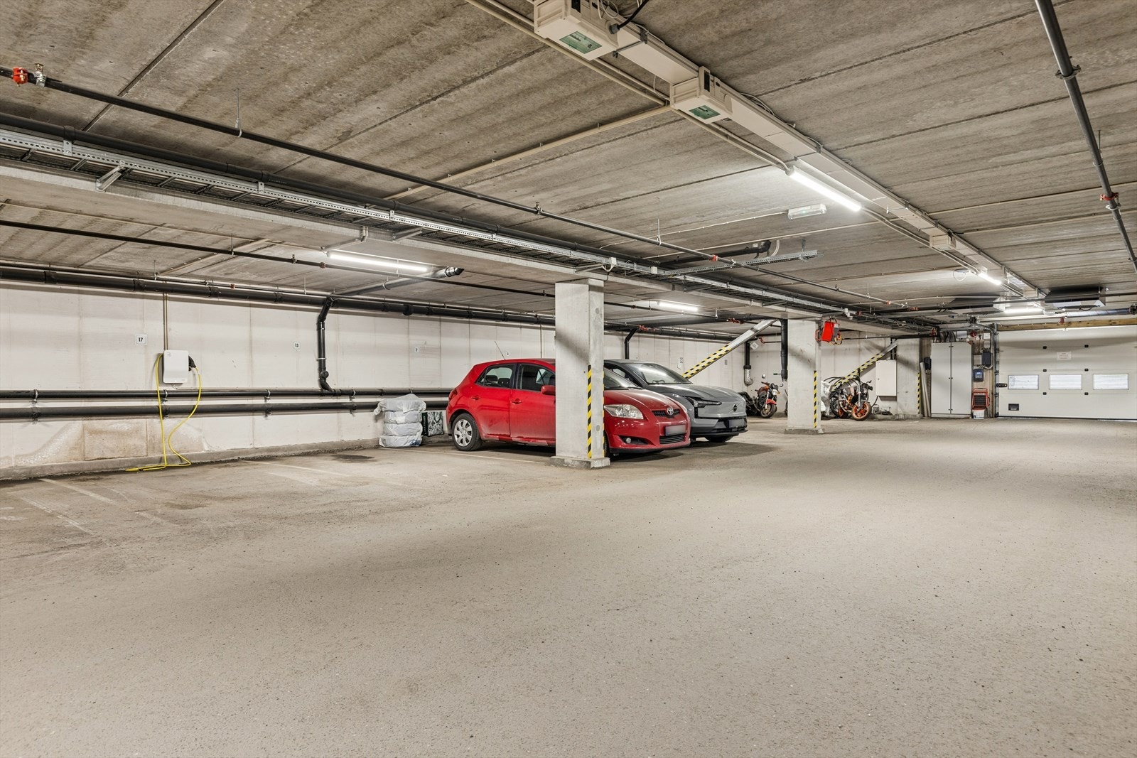 I det felles garasjeanlegget medfølger en fast parkeringsplass med montert elbillader. Galleribilde