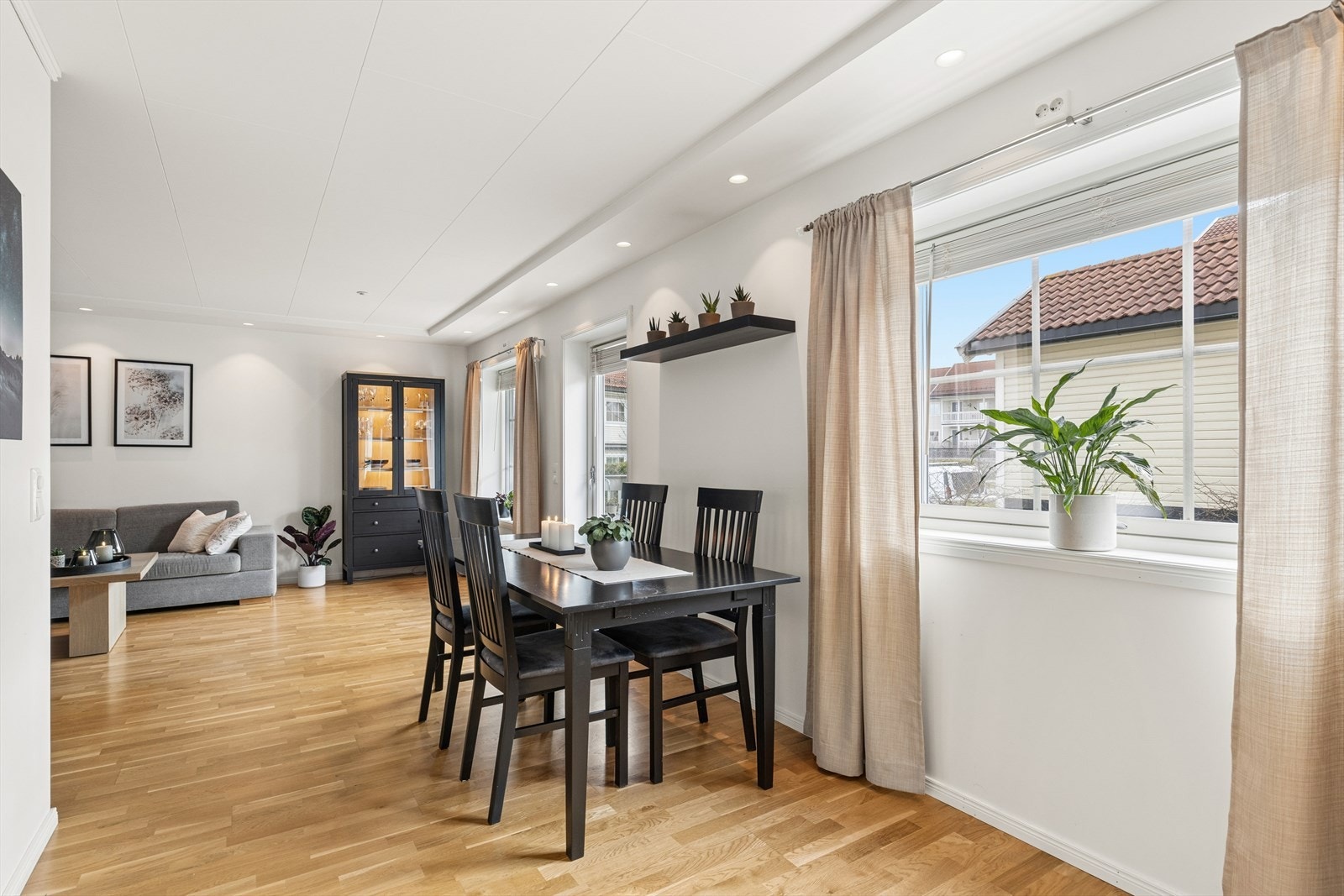 Den åpne planløsningen gir fleksibilitet for møblering av både spiseplass og sofagruppe. Galleribilde
