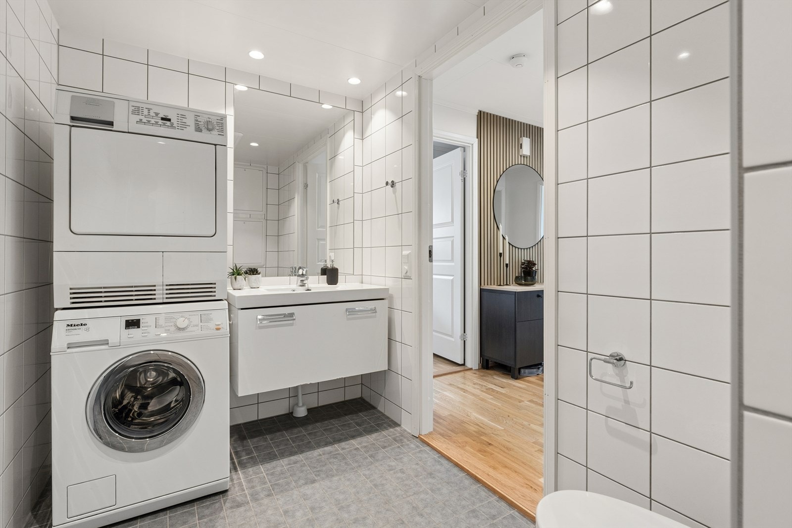 Badet er utstyrt med vannbåren gulvvarme, servantinnredning og opplegg for vaskesøyle. Rommet har balansert ventilasjon. Galleribilde