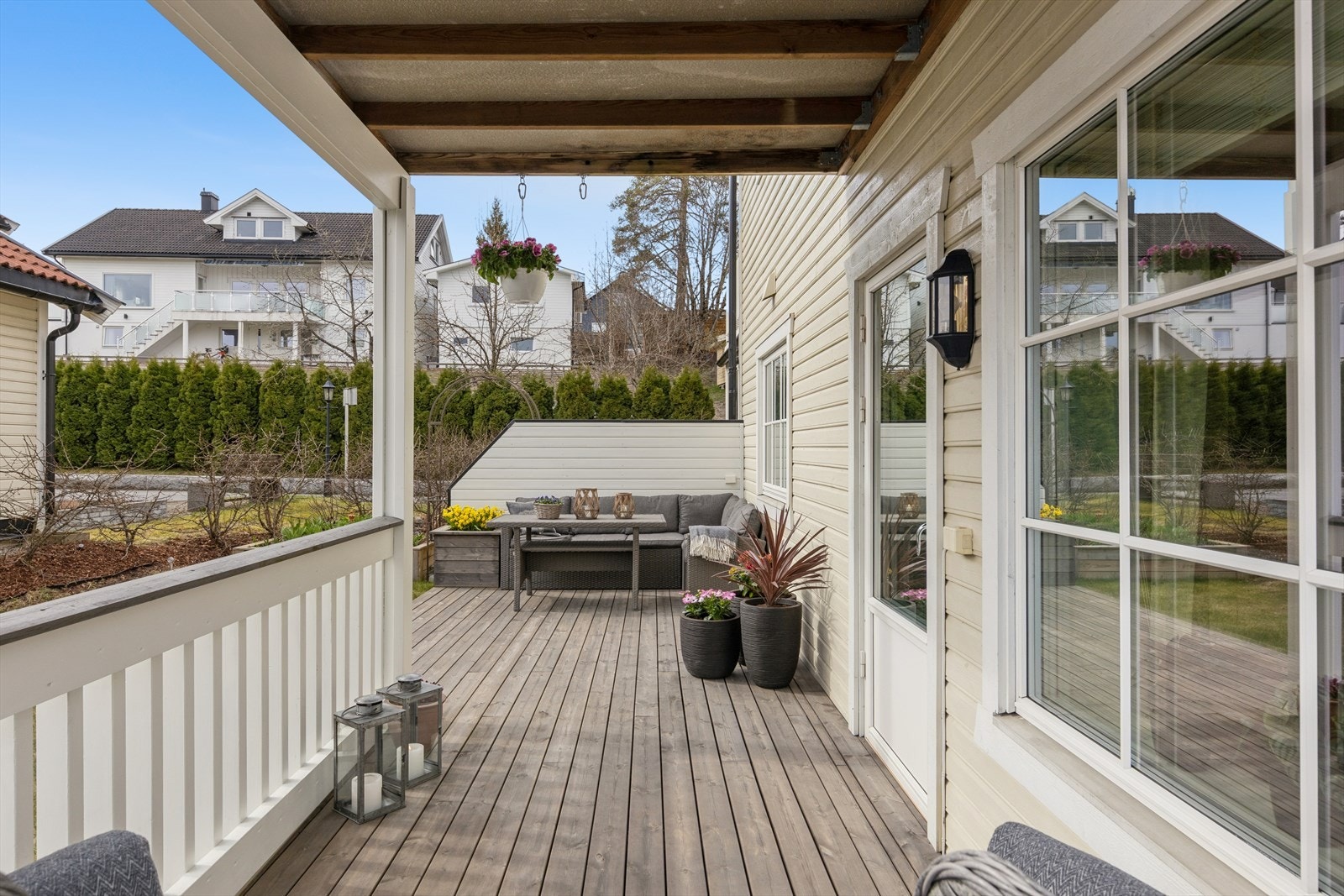 Fra stuen er det utgang til solrik, lun terrasse og hage. God plass til hagemøbler. Galleribilde