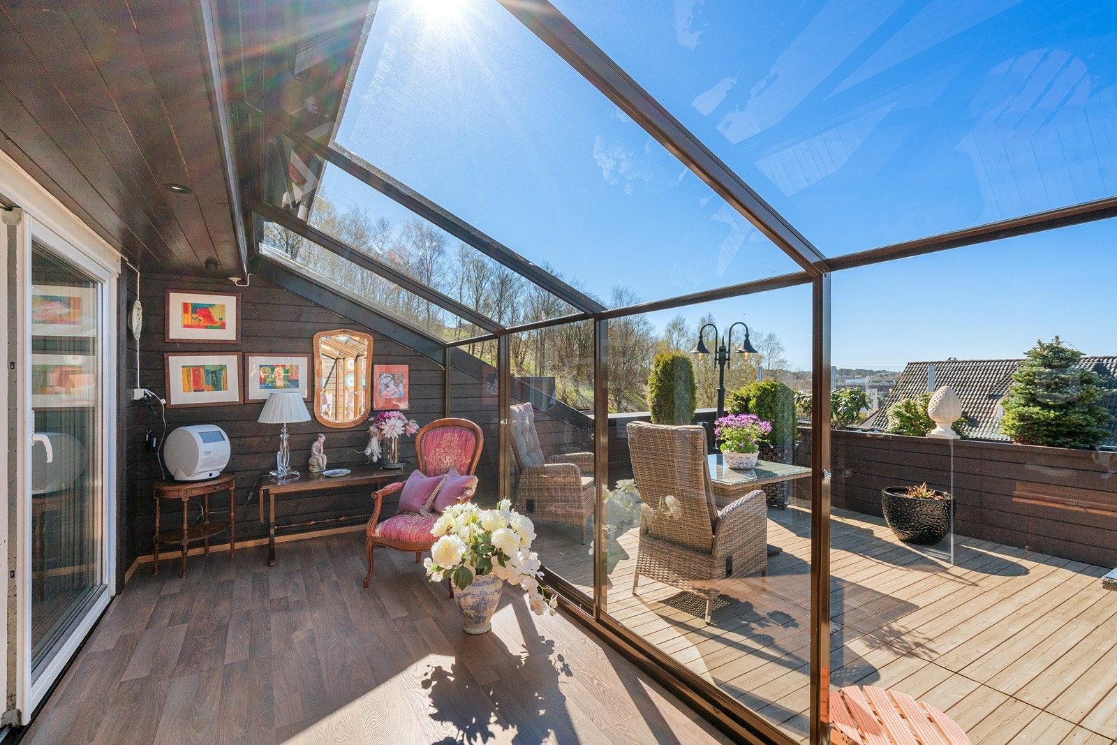 I tillegg til innglasset terrasse er det også terrasse på 25 kvm hvor en kan nyte fine sommerdager Galleribilde