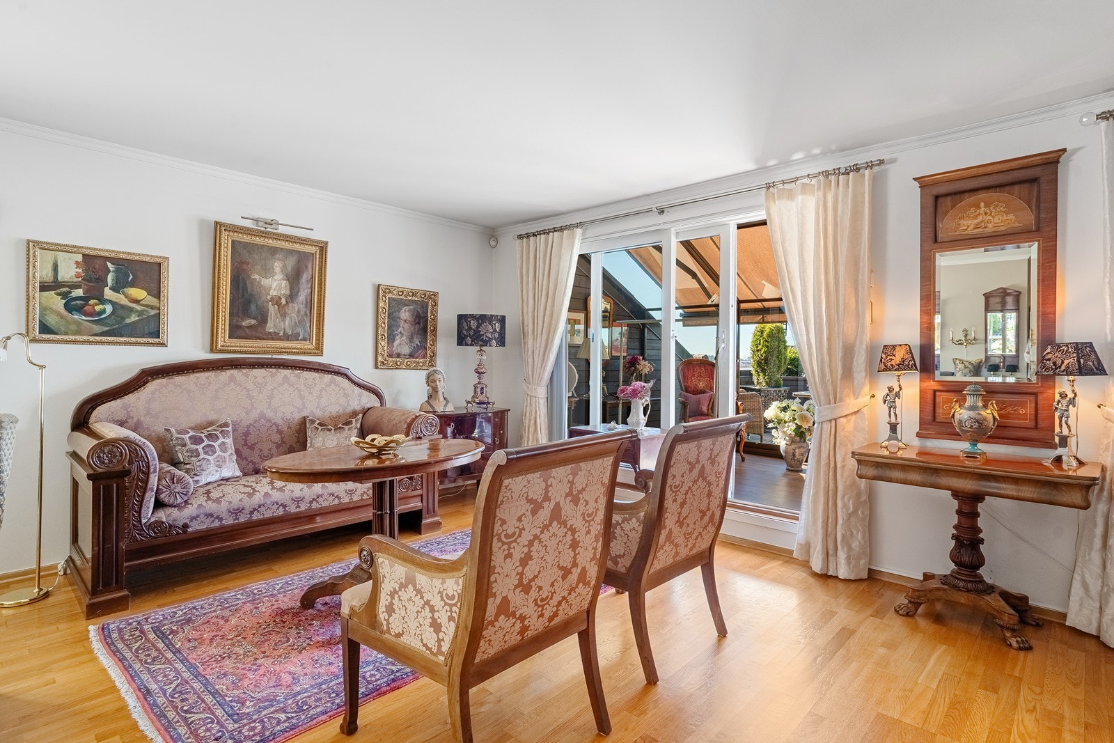 Fra stuen er det utgangt til innglasset balkong som brukes som en stue nr.2 Galleribilde