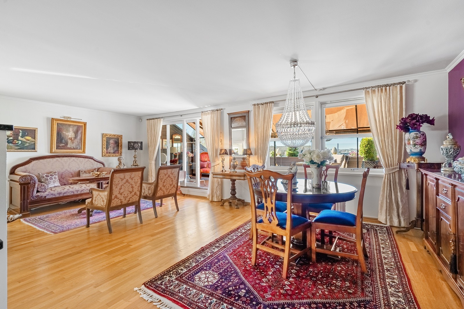 God plass til stort spisebord hvor en kan dekke til familie og venner Galleribilde