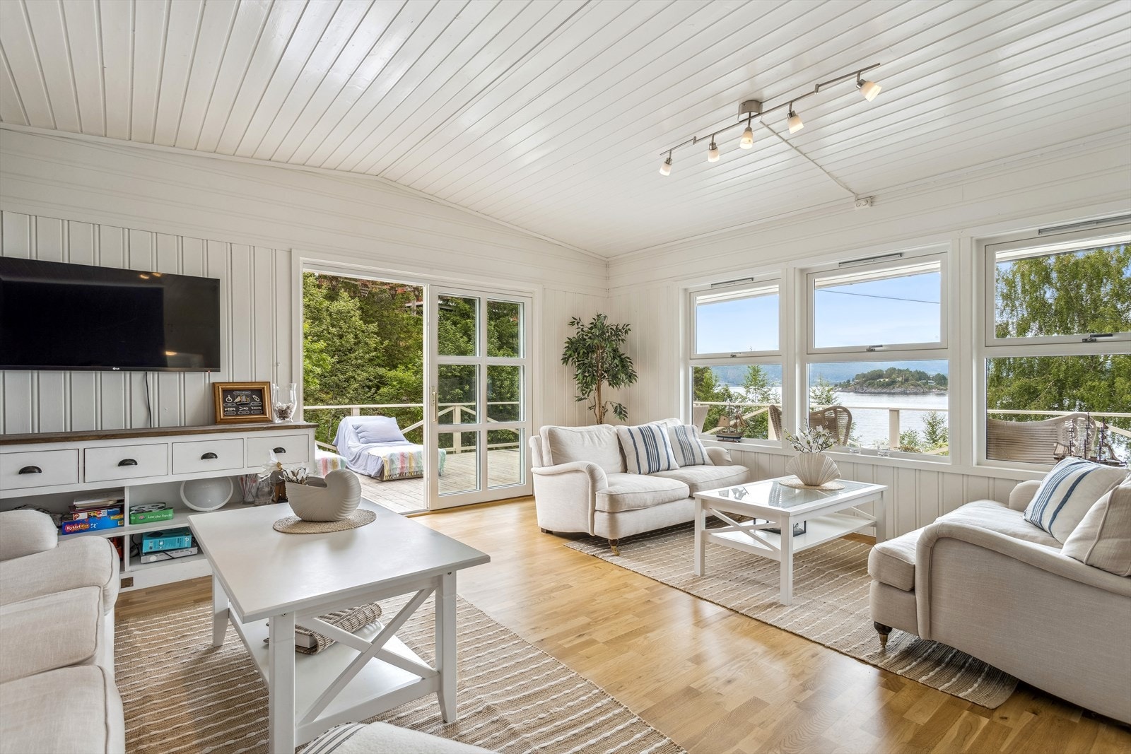 Lys og trivelig stue med store vindusflater. Galleribilde