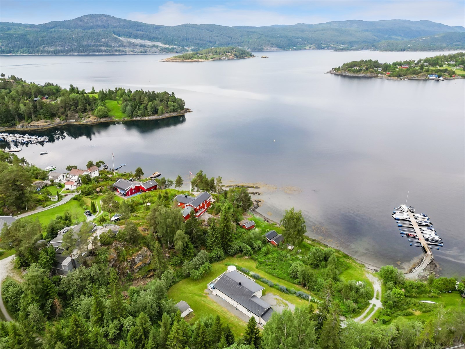 Velkommen til Djupvikvegen 184! En flott fritidseiendom med umiddelbar nærhet til fjorden, romslig tomt og båtplass. God standard etter oppussing i 2012 og kort kjøring til Trondheim, Stjørdal og Levanger. Galleribilde
