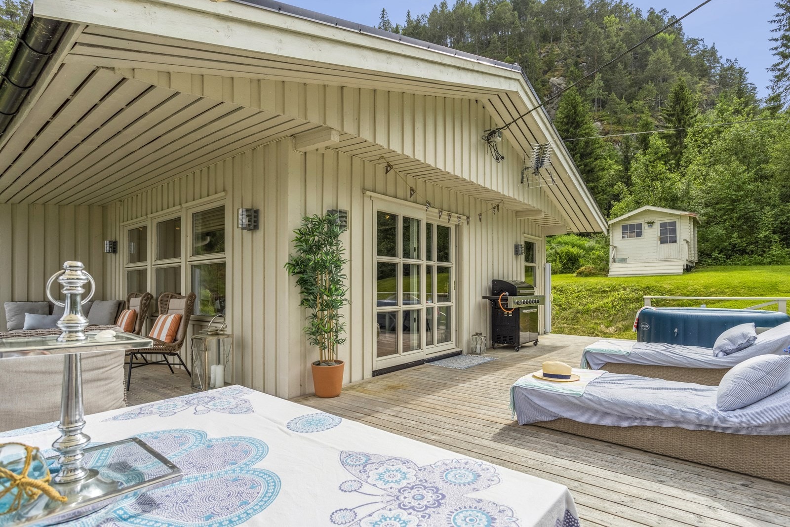 Stor terrasse med meget gode solforhold. Galleribilde