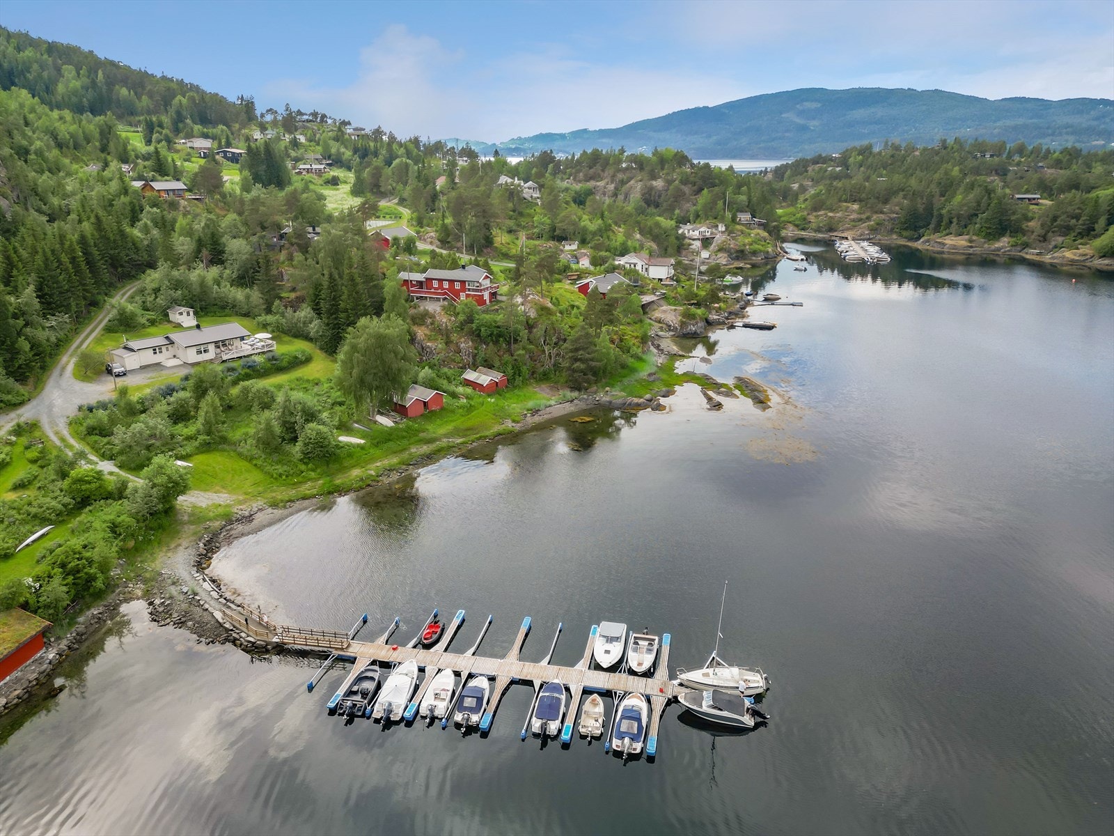 Strålende beliggenhet med et steinkast til sjøen og maritime fritidsaktiviteter. Galleribilde