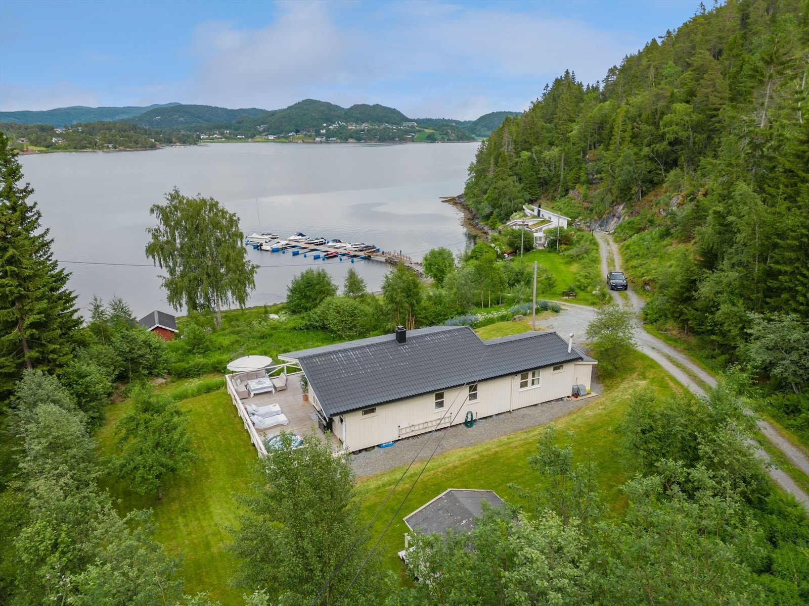 Meget pen fritidsbolig med idyllisk beliggenhet på Løvtangen. Det er mulighet for bygging av naust like nedenfor hytta. Dette må avtales med grunneier. Galleribilde
