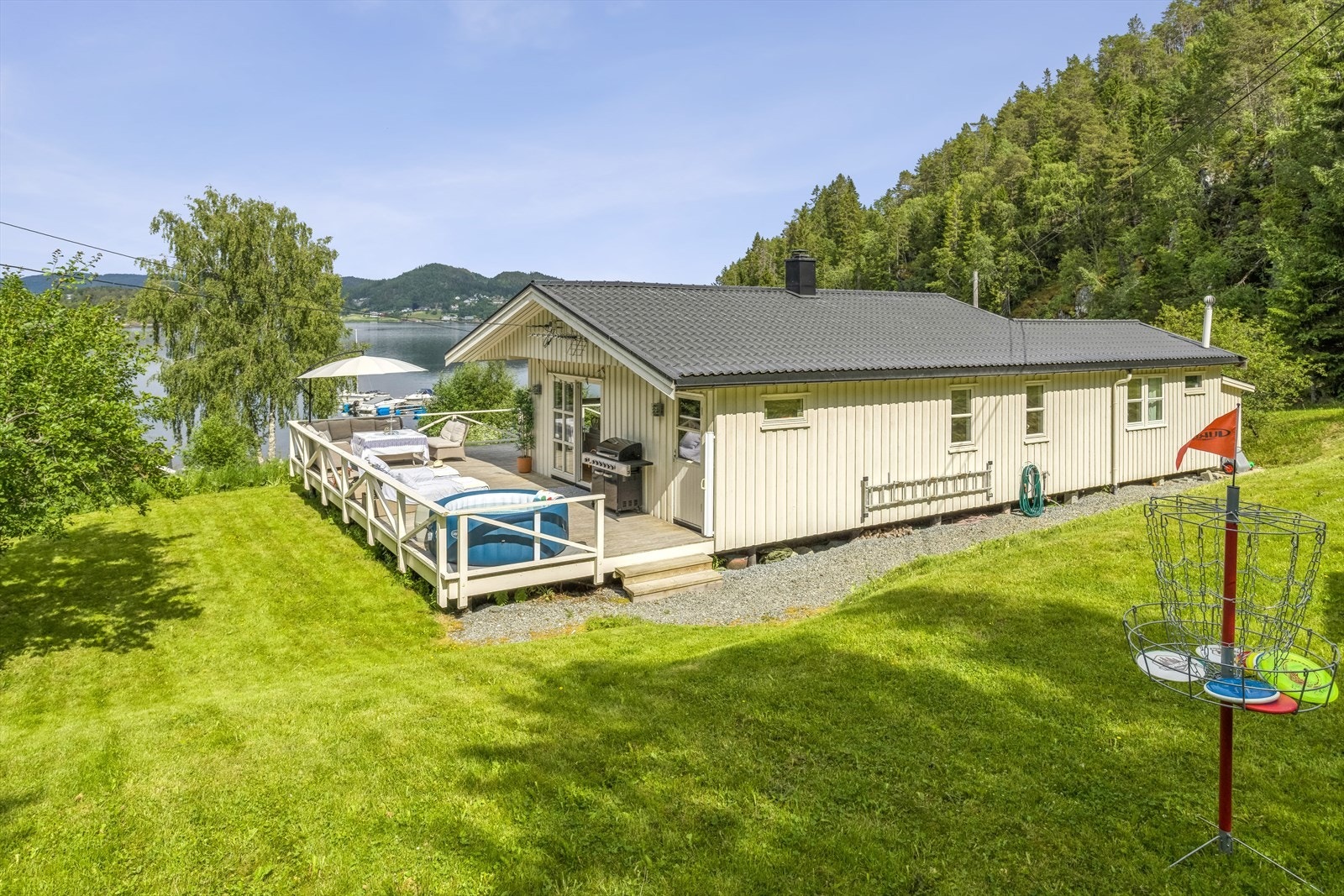 Solrik tomt som er meget pent opparbeidet. Galleribilde
