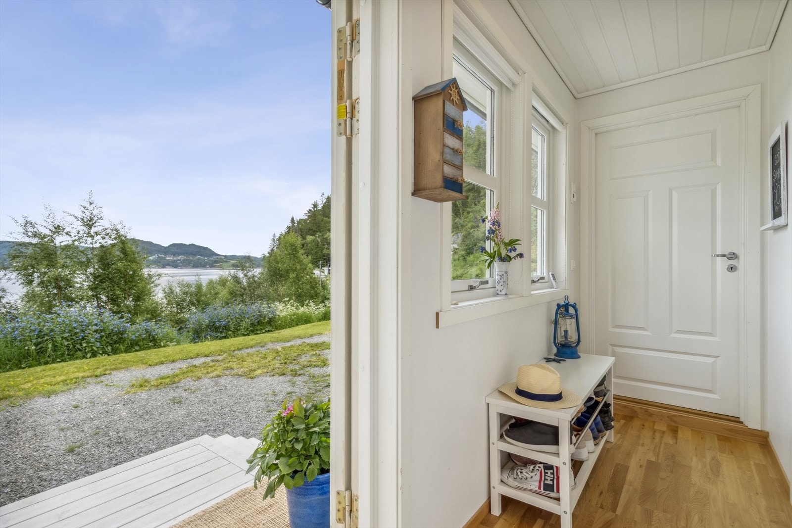Boligen ligger i Løvtangen, et meget populært område for fritidsboliger. Løvtangen ligger 15 minutters kjøretur fra Åsen sentrum. Her har du dagligvarebutikker, bank, bensinstasjon, og togstasjon. Galleribilde