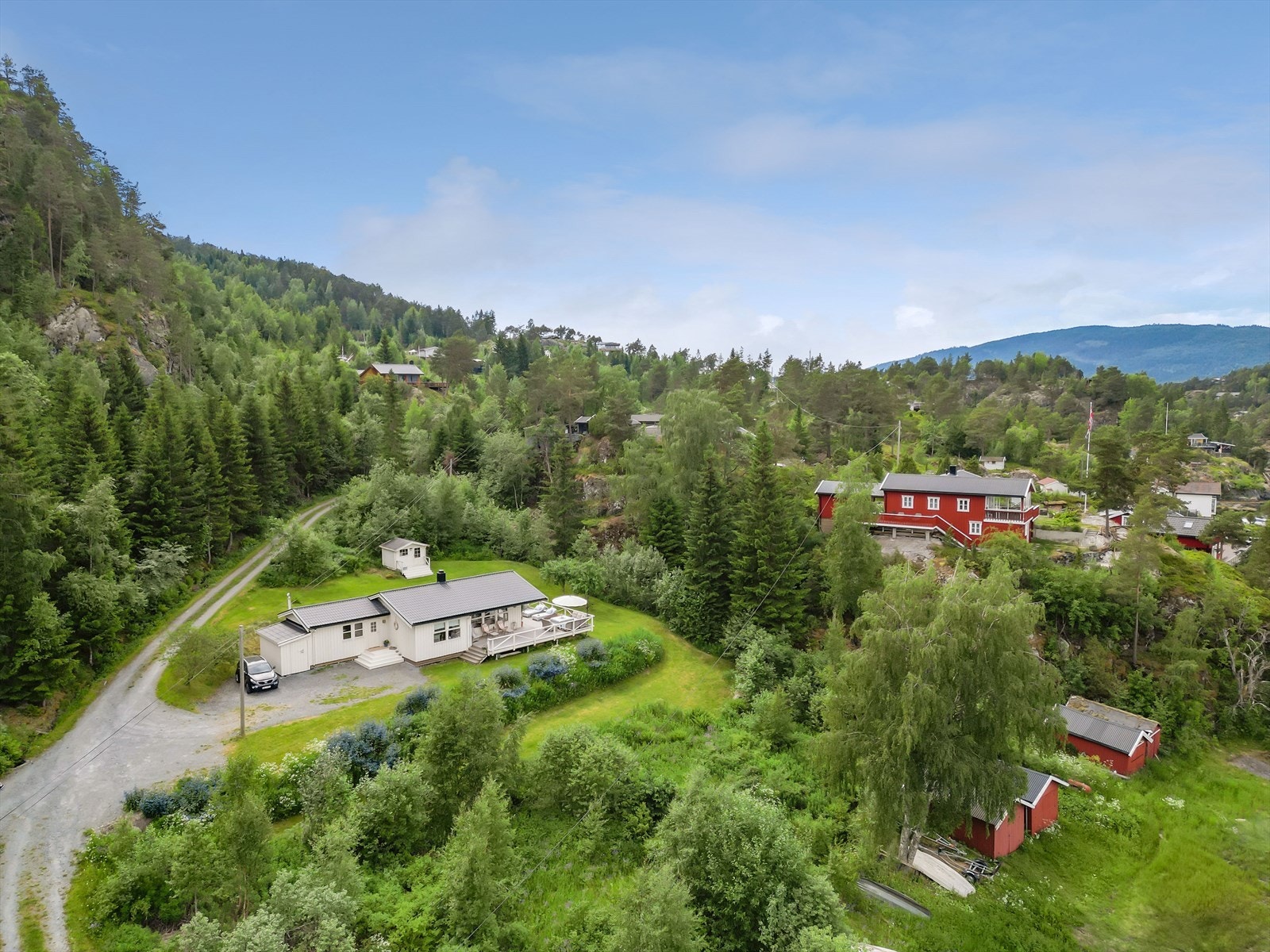 Løvtangen byr på sjø, flott natur og et avslappende miljø. Galleribilde