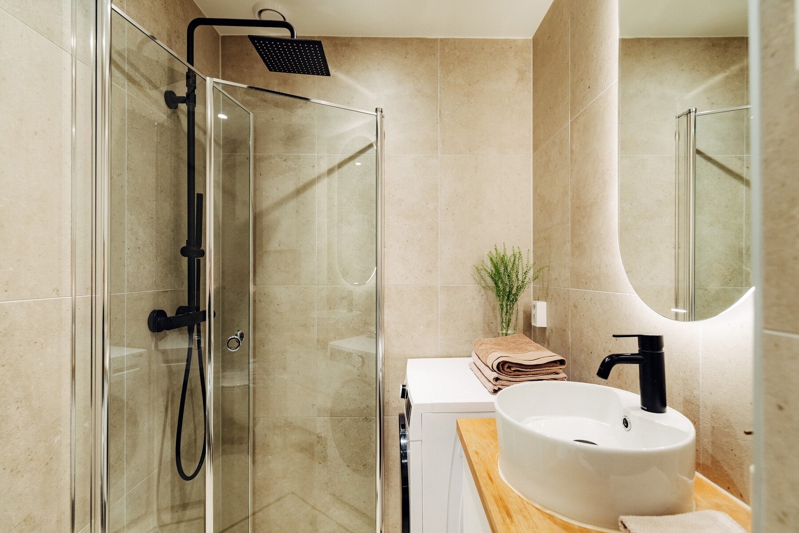 Det er opplegg og plass til både vaskemaskin og tørketrommel på badet. Galleribilde