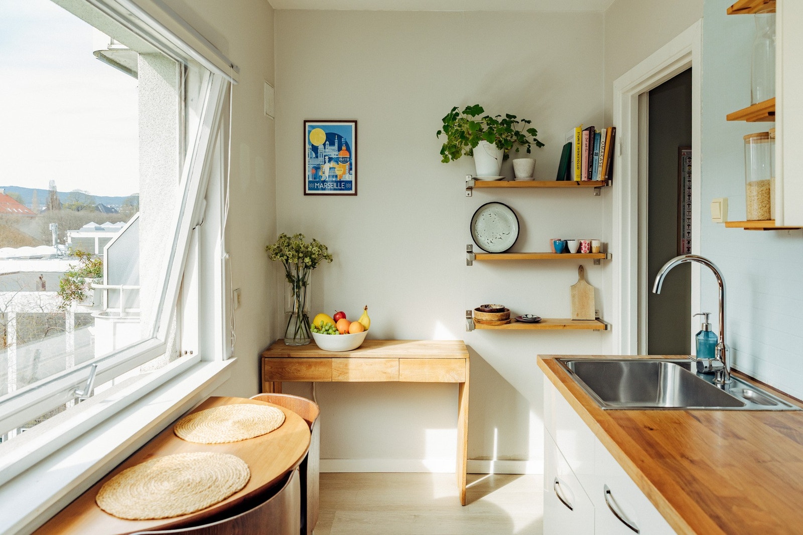 I tilknytning til vinduet er det plass til en mindre spiseplass, ideelt for morgenkaffe og enkle måltider. Galleribilde