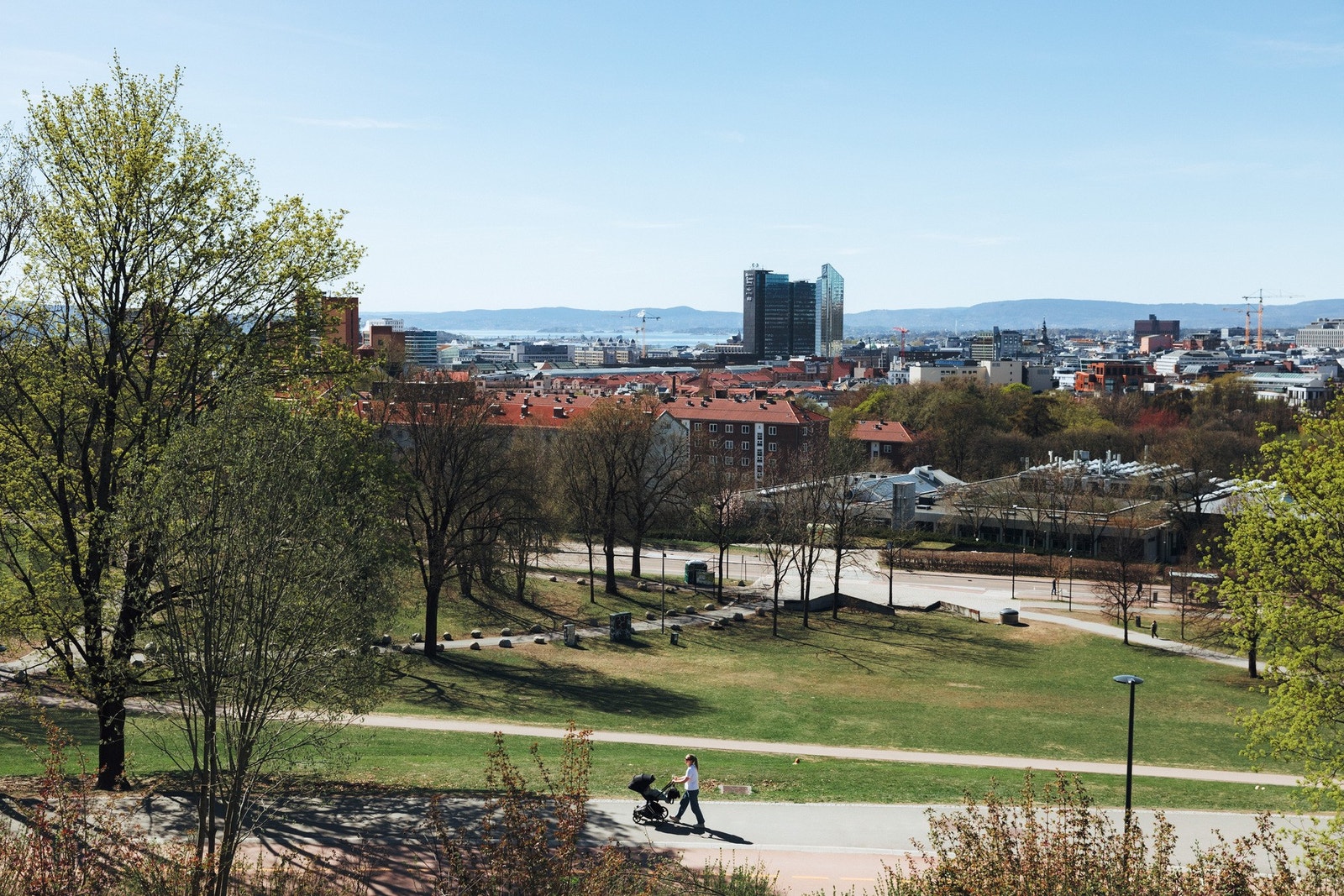Leiligheten ligger idyllisk til med kort avstand til flere flotte grøntområder. Galleribilde