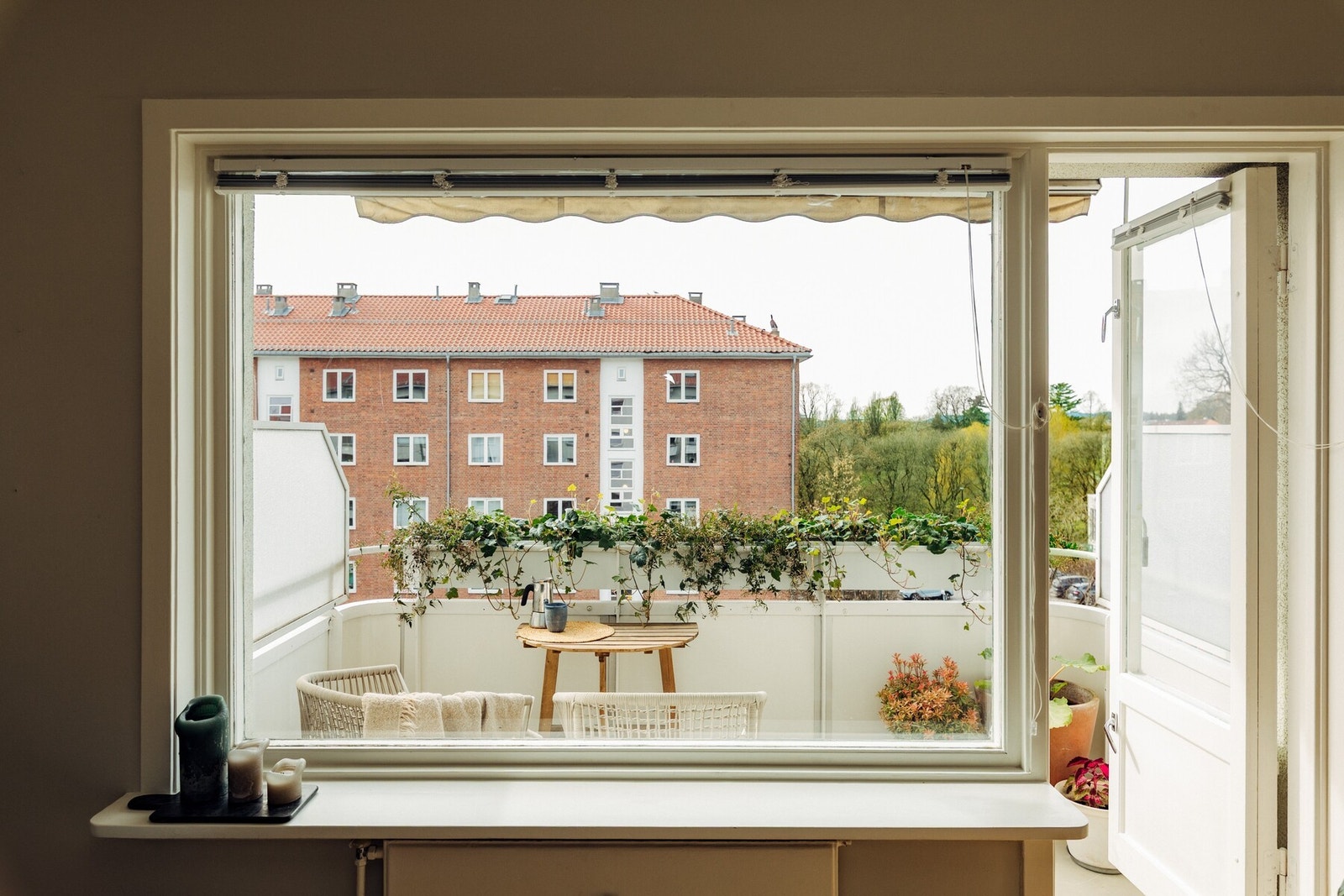 Fra stuen er det utgang til en vestvendt balkong. Galleribilde