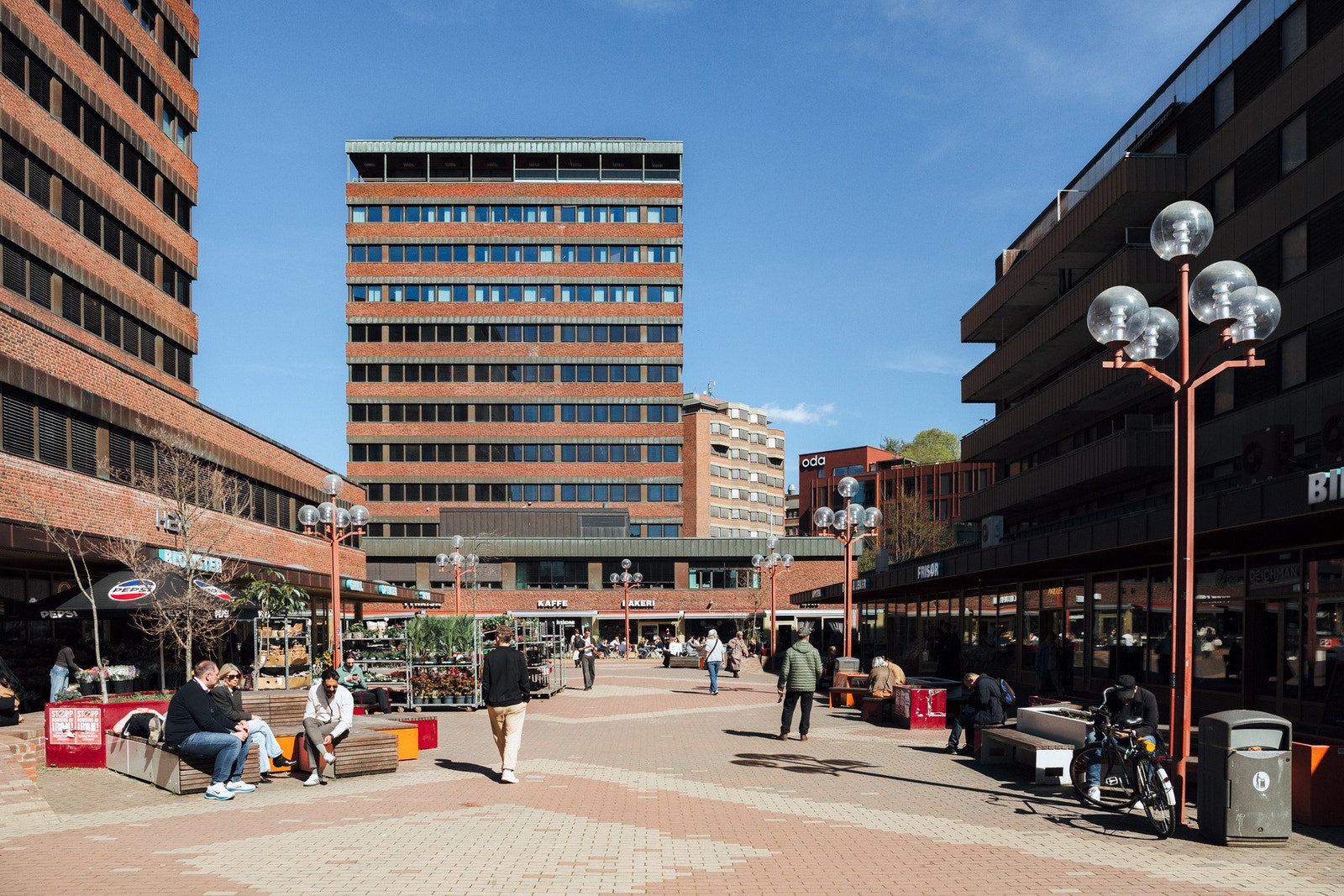 Tøyen Torg byr på et rikt utvalg av restauranter, kaféer, bakeri, blomsterbutikk m.m. Galleribilde
