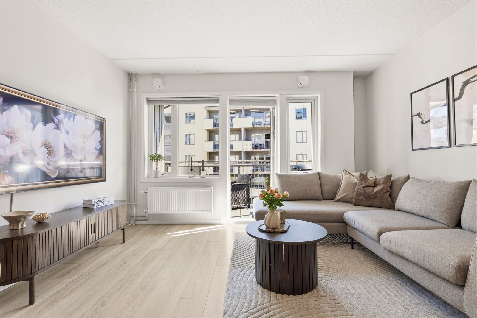 Det er god plass til sofa med tilhørende møblement. Galleribilde