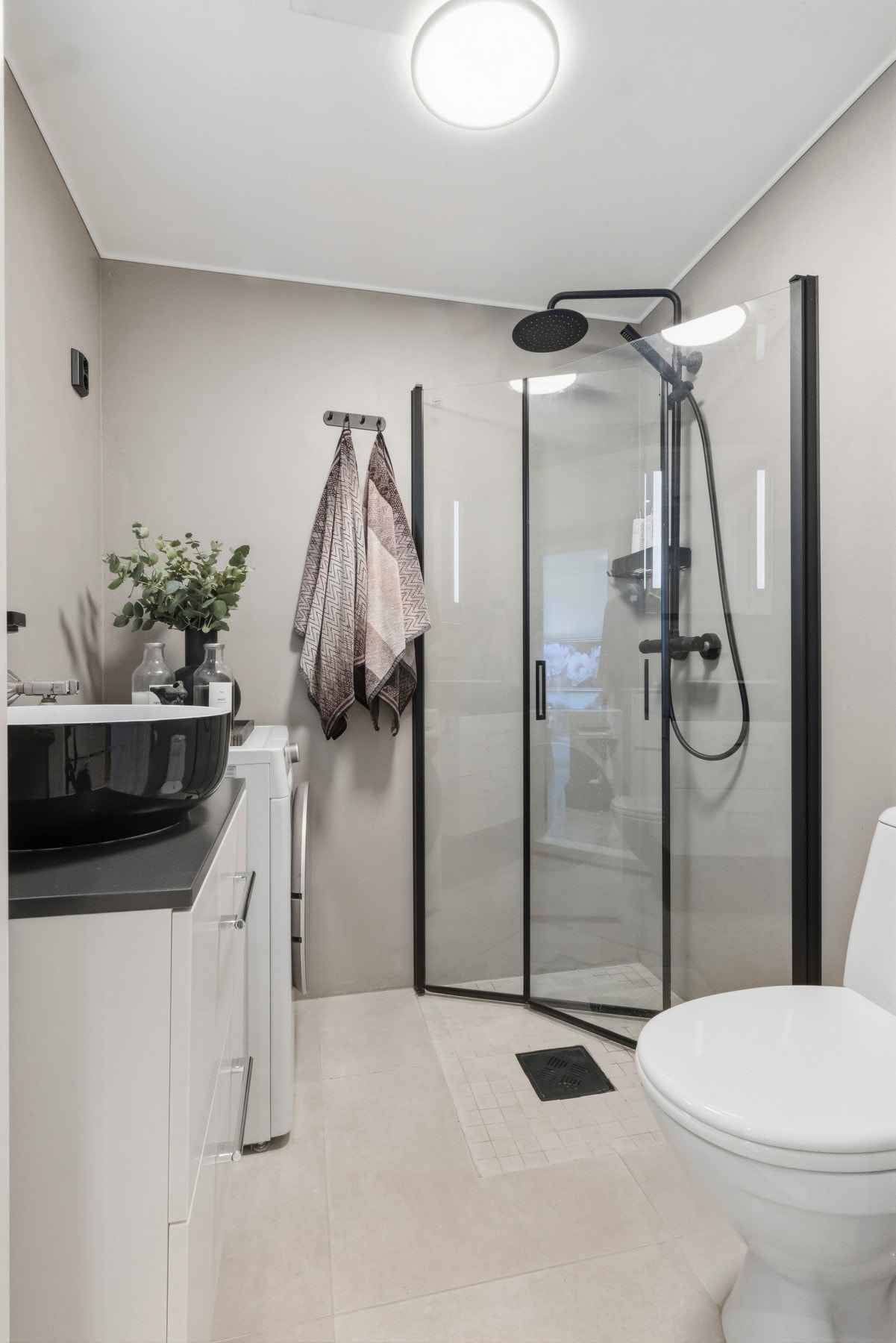 Opplegg for vaskemaskin. Varmekabler i gulv på badet. Galleribilde