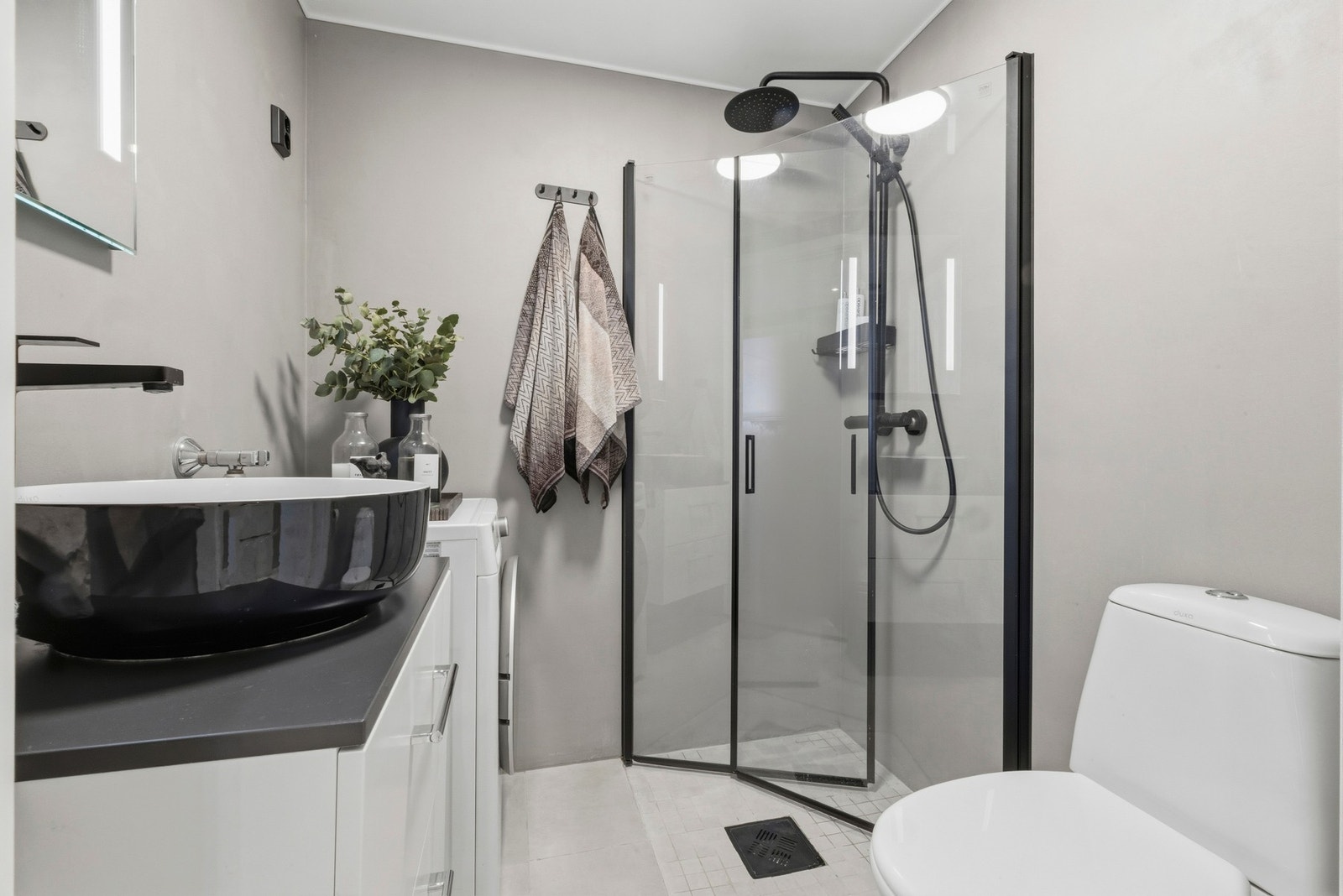 Rålekkert og moderne bad som er av god størrelse. Badet er oppgradert med mikrosement på veggene i 2022. Galleribilde